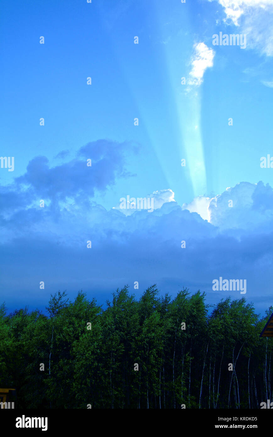 Nuvole di tempesta in una serata estiva in campagna, Russia Foto Stock