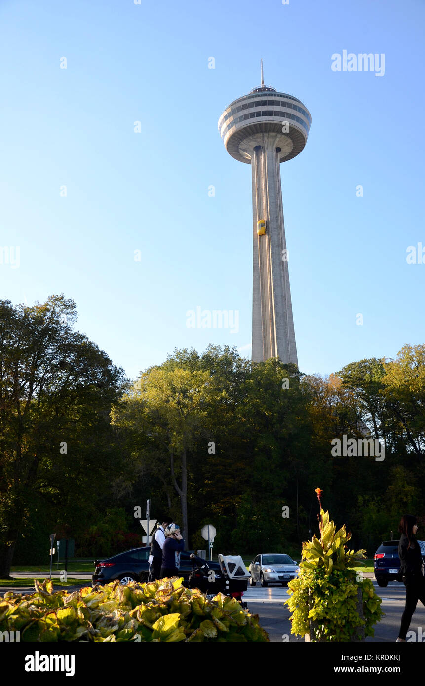 Skylon Tower con esterni di colore giallo "bug" ascensori a Niagara Falls, Ontario, Canada Foto Stock