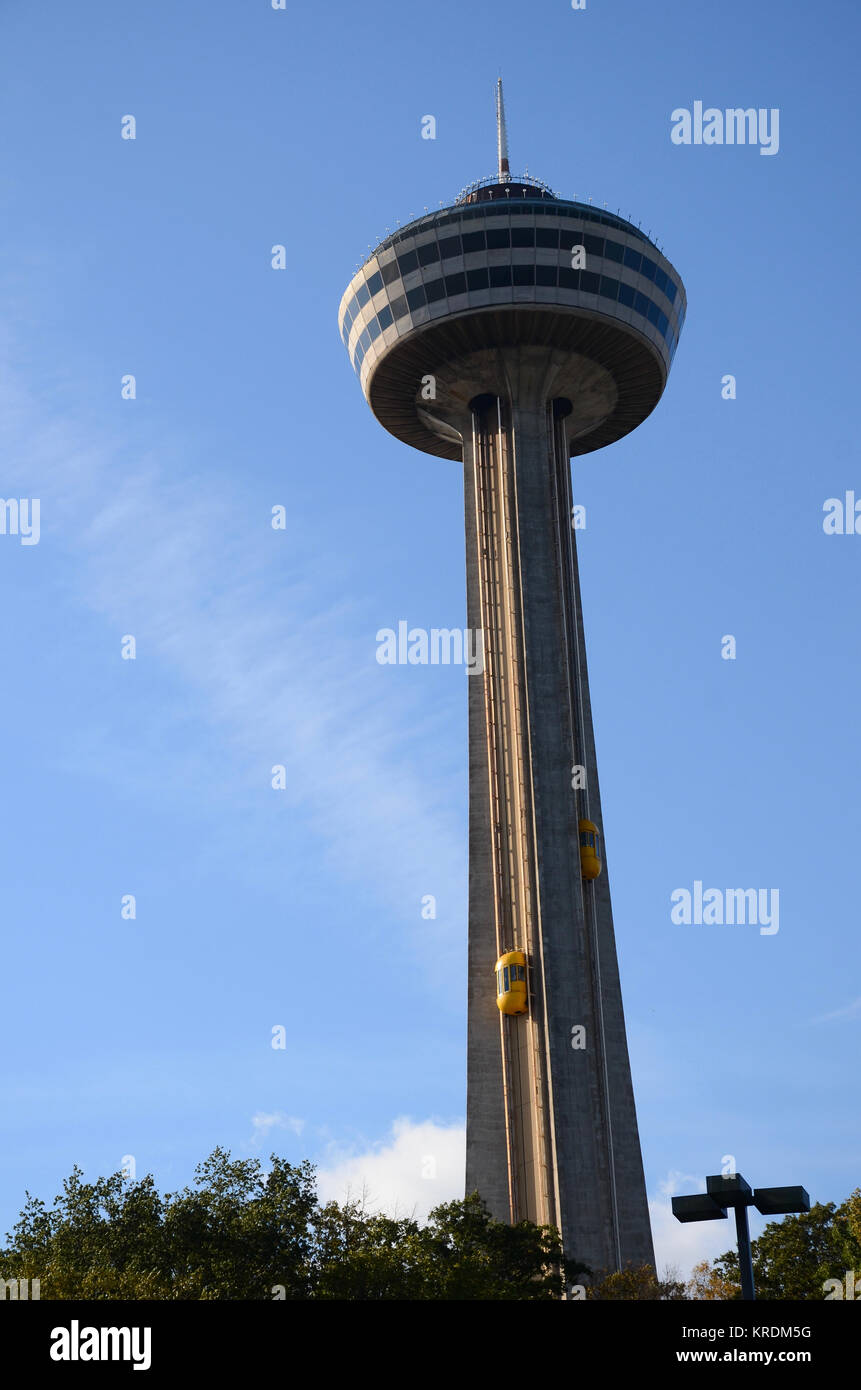 Skylon Tower con esterni di colore giallo "bug" ascensori a Niagara Falls, Ontario, Canada Foto Stock