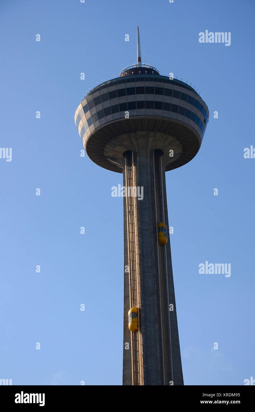 Skylon Tower con esterni di colore giallo "bug" ascensori a Niagara Falls, Ontario, Canada Foto Stock