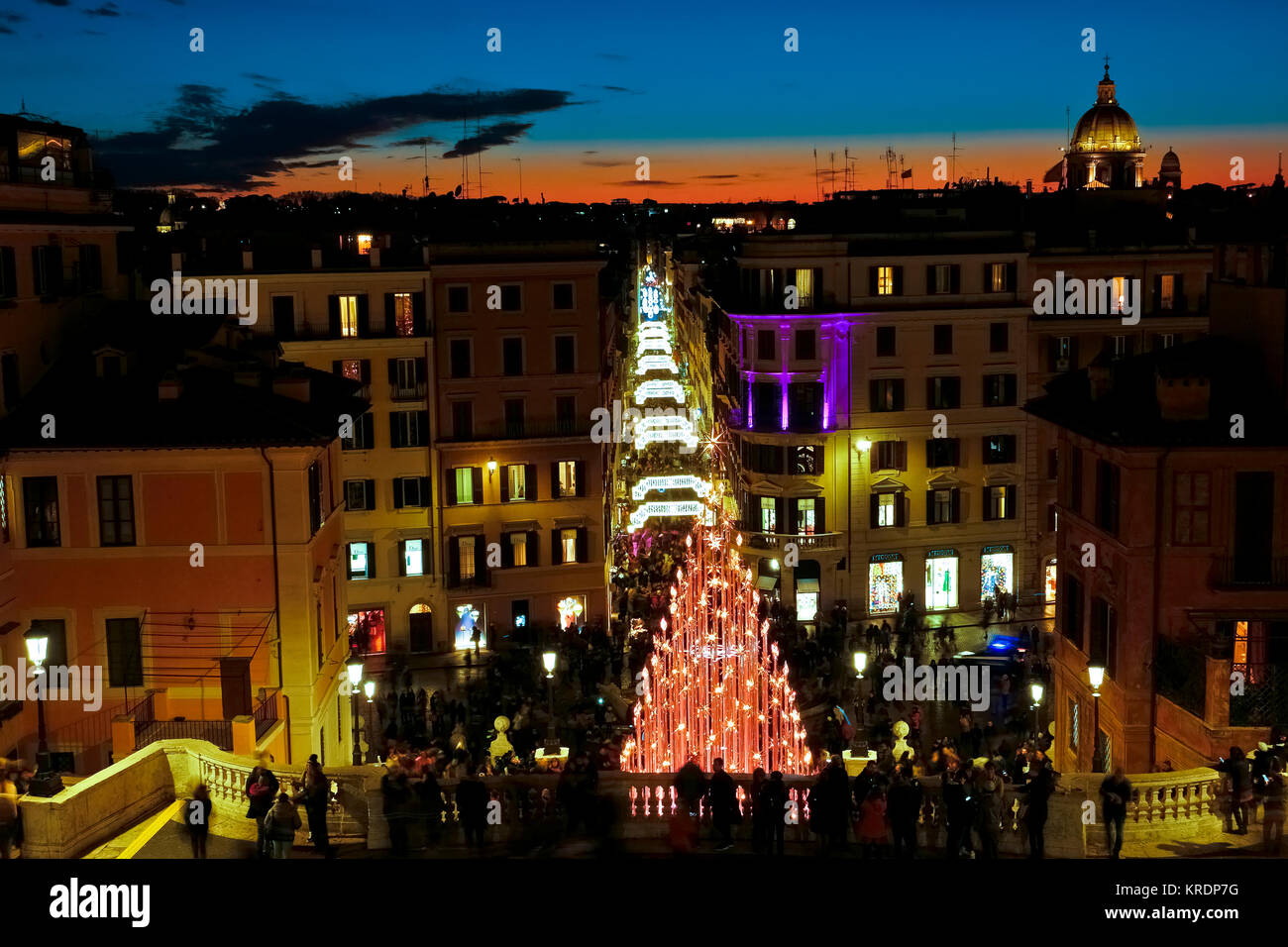 Roma vista panoramica, dalla Scalinata di piazza di Spagna. Il tempo di Natale. Le luci a led albero di Natale. Trinità dei Monti, Piazza di Spagna e Via Condotti. Cielo di tramonto. L'Italia. Foto Stock