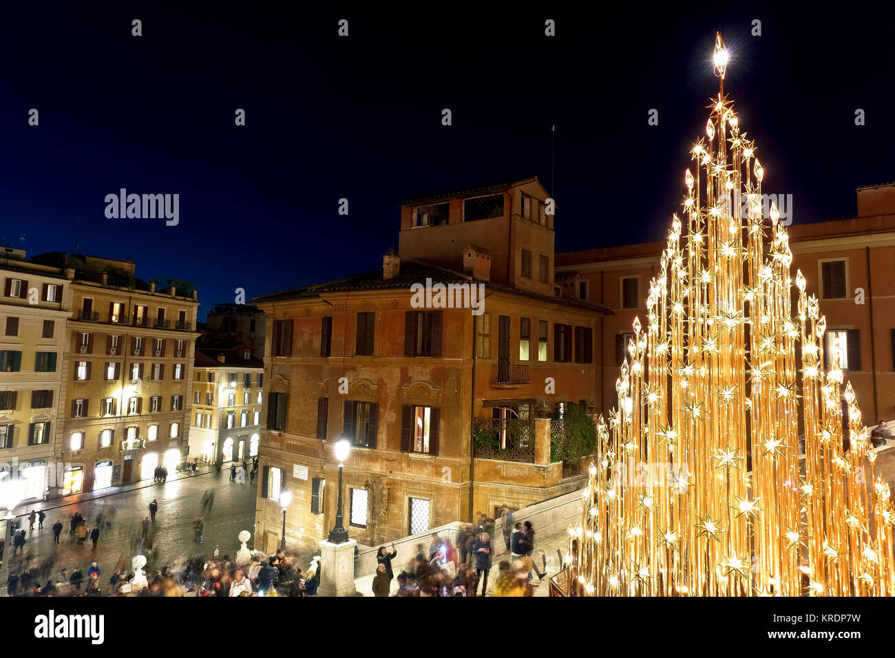 Roma Natale luci led tree, alla Scalinata di piazza di Spagna, Trinità dei Monti, Piazza di Spagna di notte. L'Italia, l'Europa. Il tempo di Natale, Natale umore, l'inverno. Foto Stock