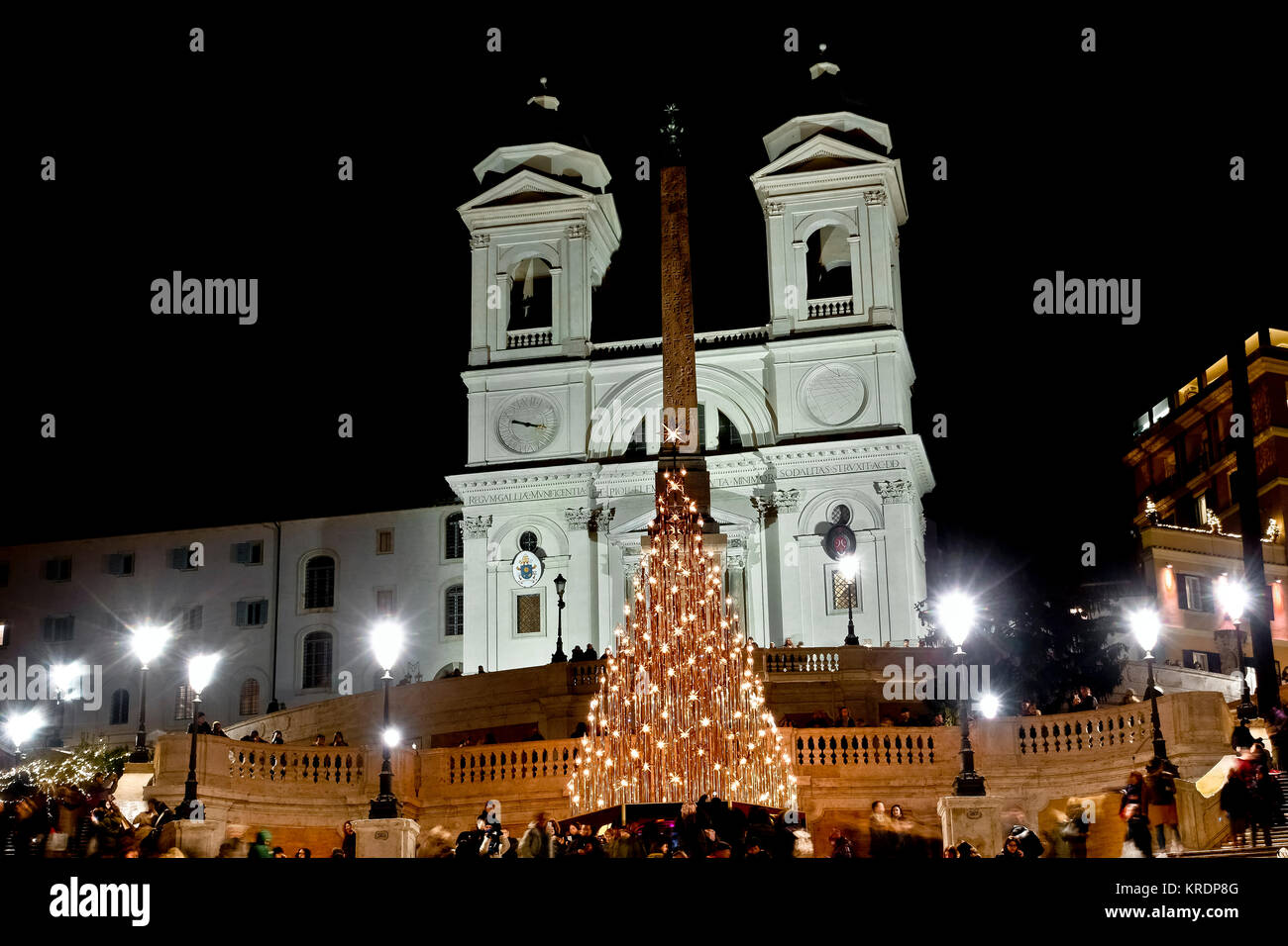 Roma Natale luci led tree, alla Scalinata di piazza di Spagna, Trinità dei Monti, Piazza di Spagna di notte. L'Italia, l'Europa. Il tempo di Natale umore, l'inverno. Xmas. Foto Stock