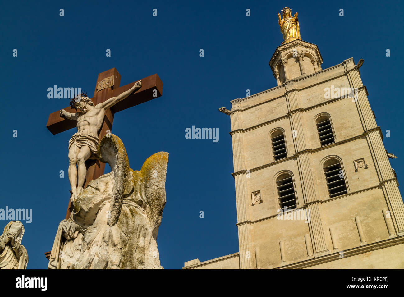 Statue e torre del XIV secolo Palazzo Papale, Avignone, Provenza, Francia. 2017. Foto Stock Statue e torre del XIV secolo Palazzo Papale, Avignone, Provenza, Francia. 2017. Foto Stock