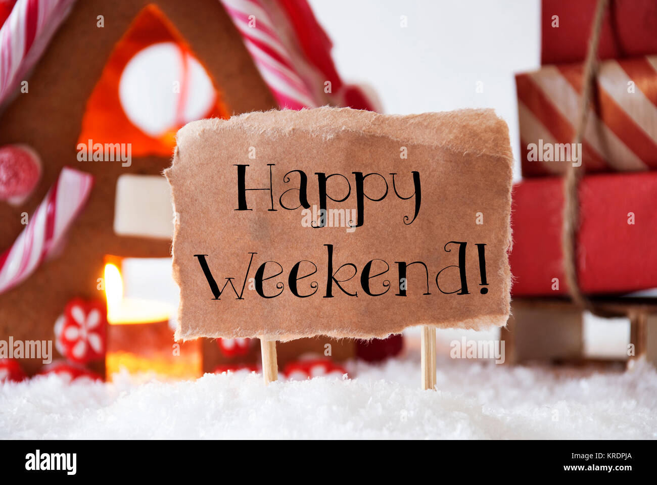 Gingerbread House di scenario innevato come decorazione di Natale. In slitta con i regali di Natale o presenta. Etichetta con testo in inglese Happy Weekend Foto Stock