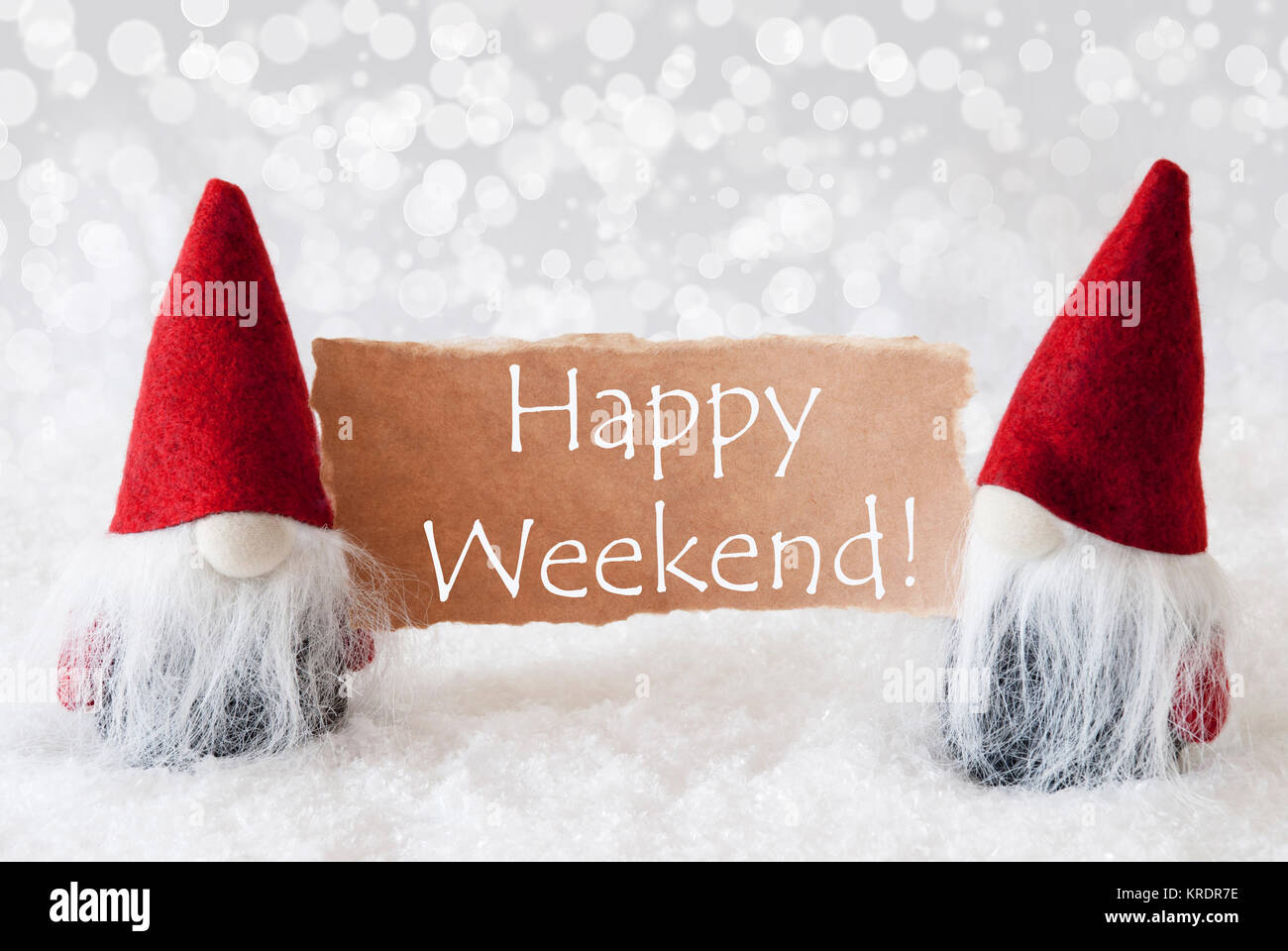 Auguri di Natale carta con due gnomi rosso. Vini spumanti Bokeh sfondo con la neve. Testo inglese Happy Weekend Foto Stock