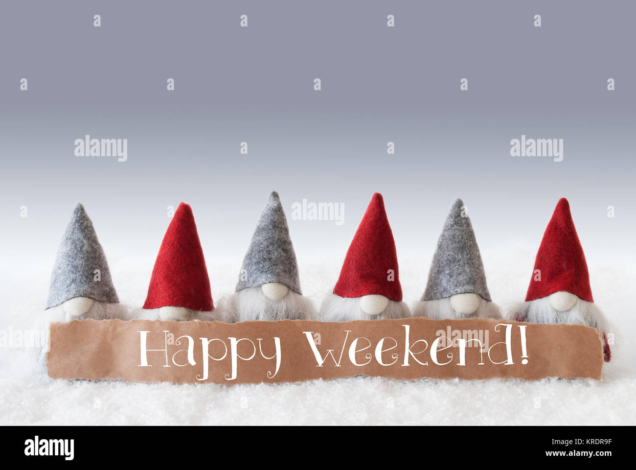 Etichetta con testo in inglese Happy Weekend. Natale biglietto di auguri con gnomi. Con fondo argento con neve. Foto Stock