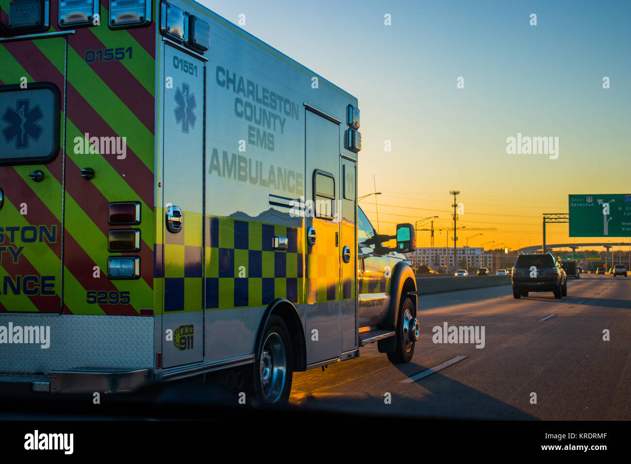 Giallo charleston EMT carrello guida su autostrada verso North Charleston Foto Stock