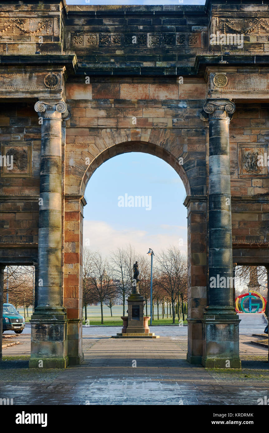 Dettaglio del McLennan Arch all'entrata di Glasgow Green Park, con il William Collins fontana in background. Foto Stock