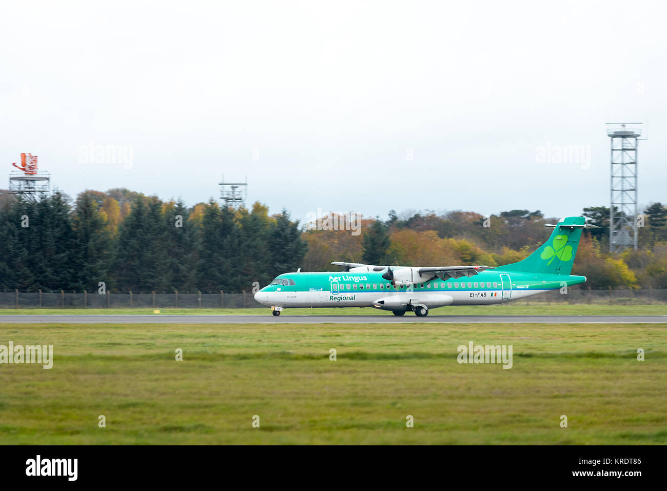 Aer Lingus ATR 72 aereo passeggeri EI-FAS azionato da aria Stobart atterraggio all'Aeroporto Internazionale di Edimburgo. Foto Stock