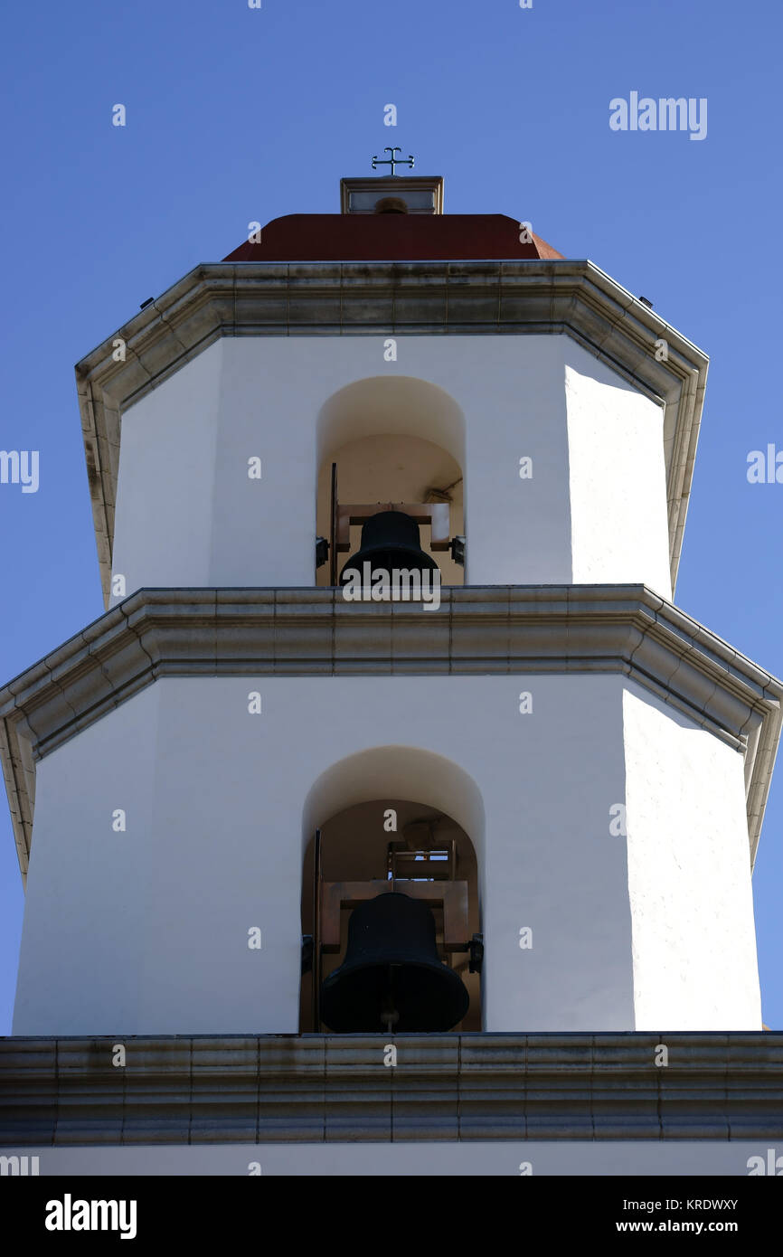 Ein Glockenturm der Basilika Missione di San Juan Capistrano mit mehreren Glocken übereinander. Foto Stock