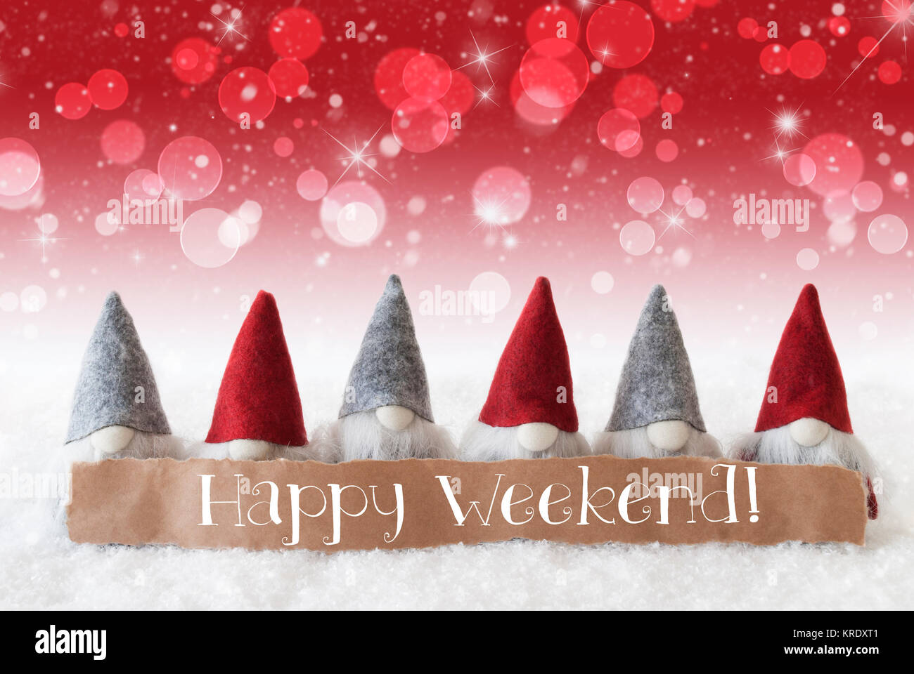 Etichetta con testo in inglese Happy Weekend. Natale biglietto di auguri con il rosso gli gnomi. Vini spumanti Bokeh e Christmassy sfondo con neve e stelle. Foto Stock