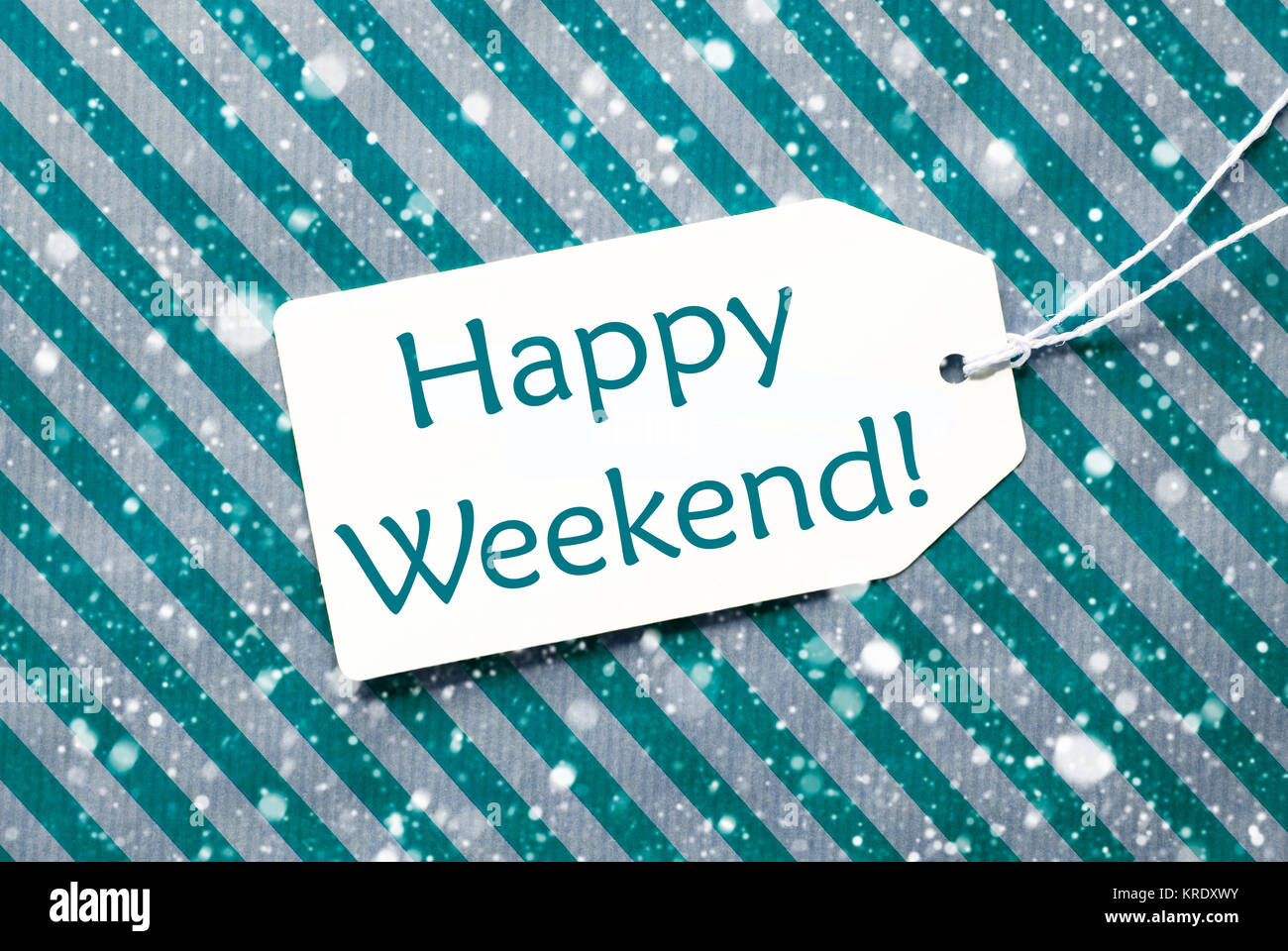 Una etichetta su un turchese Striped carta di avvolgimento. Textured sfondo con i fiocchi di neve. Tag con nastro. Testo inglese Happy Weekend Foto Stock