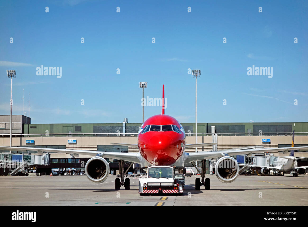 Un aeromobile jet essendo spinto indietro in una moderna struttura alberghiera a aeroporto, prepararsi al taxi per la pista prima di decollare. Presi all'aeroporto di Zurigo in Svizzera. Foto Stock
