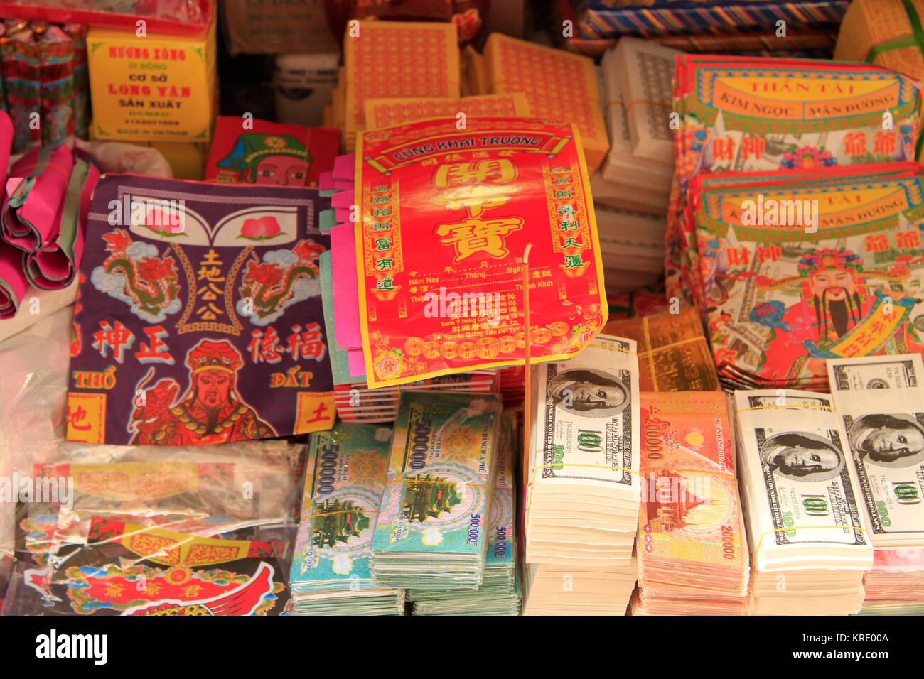 Calandre vietnamita, i biglietti della lotteria, soldi finti, mercato di stallo, Delta del Mekong, Vietnam Foto Stock