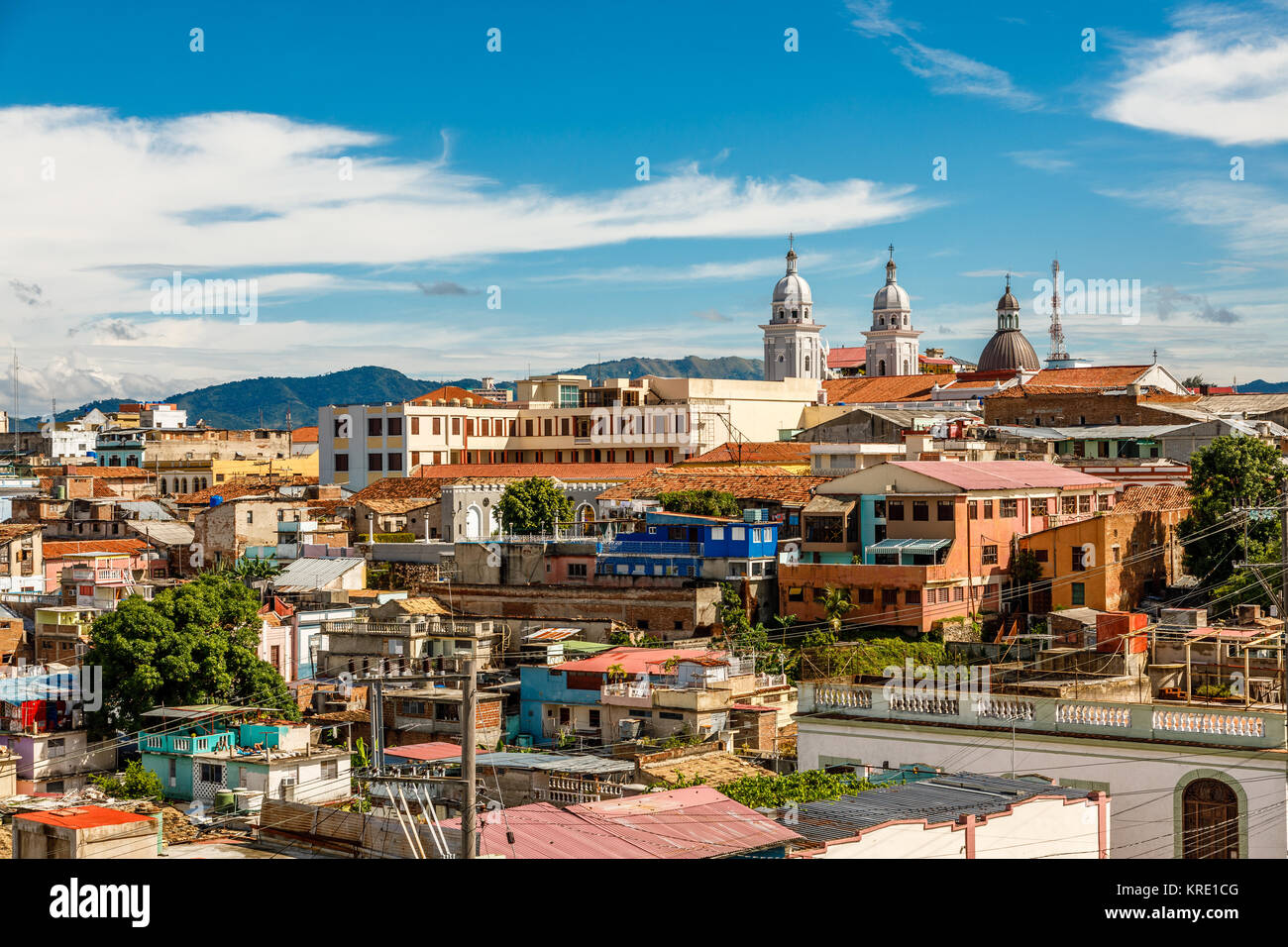 Panorama del centro storico con case vecchie e povere bidonville blocchi, Santiago de Cuba, Cuba Foto Stock