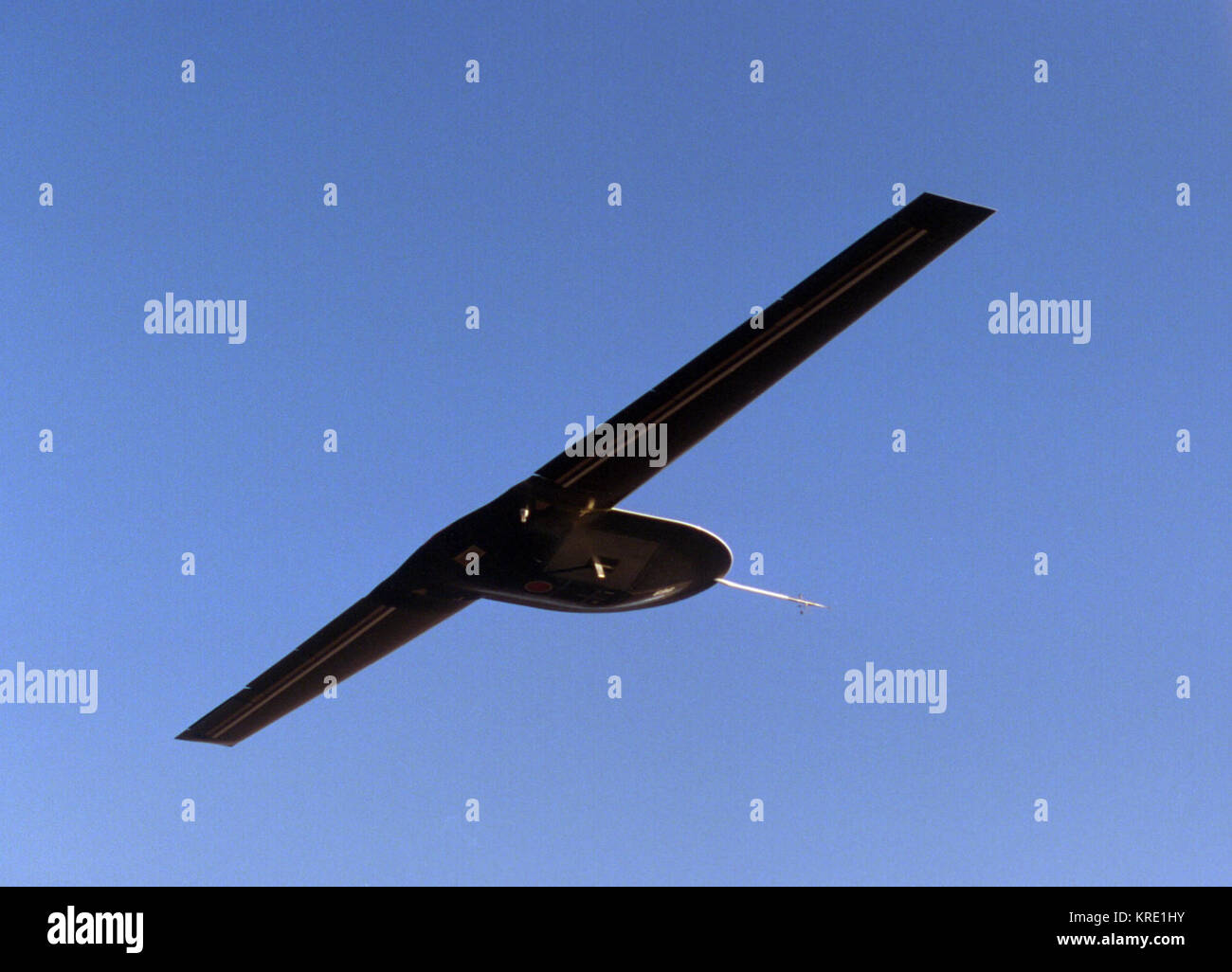 980629-O-0000T-001 il secondo Tier III meno DarkStar high altitude endurance Unmanned Air Vehicle vola sopra la NASA Dryden Flight Research Center, Edwards Air Force Base in California, il 29 giugno 1998. Il veicolo ha preso il largo dalla Air Force Flight Test Center a Edwards al 6:14 a.m. (PDT). Durante i 44 minuti di volo, il veicolo ha ottenuto un altitudine di circa 5.000 piedi e completato pre-programmato di base le manovre di volo. Il sistema eseguito correttamente un pieno volo autonomo dal decollo all'atterraggio utilizzando il sistema di posizionamento globale differenziale. Foto NASA da Carla Thomas. Foto Stock