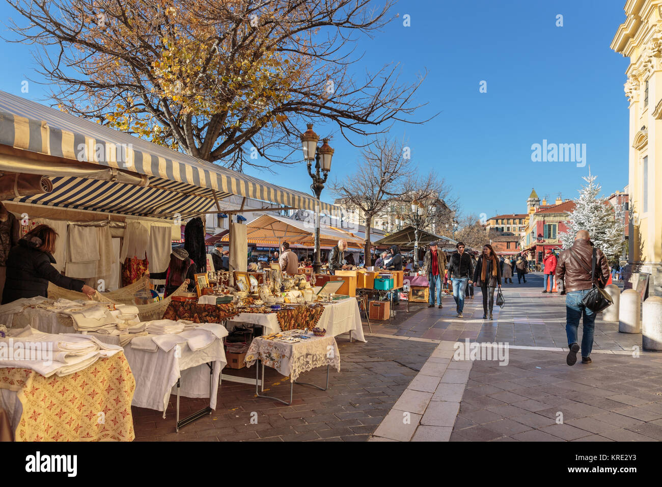 Scena di strada, tipico mercato giornaliero con bancarelle di antiquariato in Cours Saleya, Vieille Ville, Nizza Costa Azzurra, Francia Foto Stock