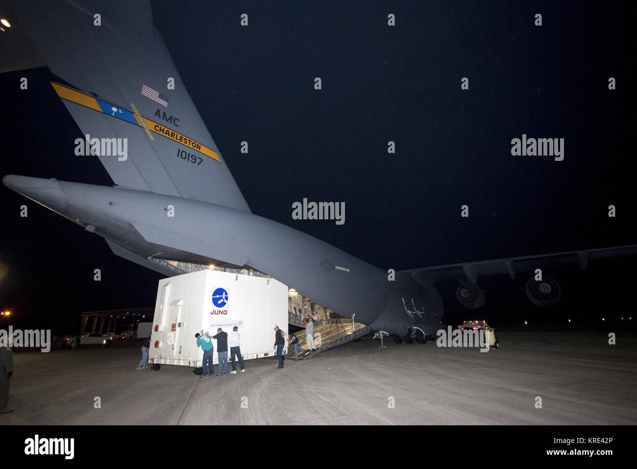 Juno lo scarico da un McDonnell Douglas C-17 Foto Stock