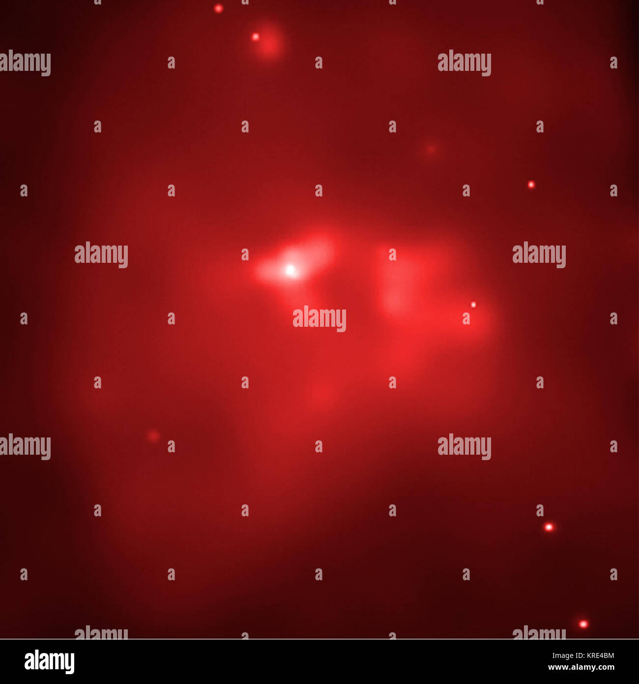 Questa immagine composita mostra una vasta nube di gas caldo (X-ray/rosso), circostante ad alta energia bolle (radio/blu) su entrambi i lati del bianco luminoso con area intorno al supermassive black hole. Studiando le regioni interne della galassia con Chandra, gli scienziati hanno stimato la velocità a cui il gas è caduta verso la galassia supermassive black hole. Questi dati inoltre lasciata una stima della potenza necessaria per produrre le bolle che sono ciascuno di circa diecimila anni luce di diametro. Sorprendentemente, l'analisi indica che la maggior parte dell'energia rilasciata dal gas infalling entra nella produzione di getti ad alta Foto Stock