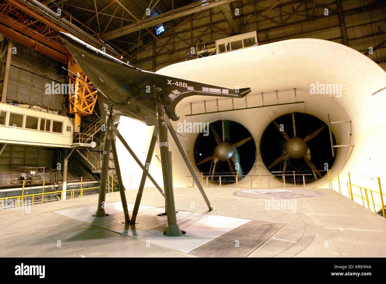 I ricercatori sono la prova di un 21-piede apertura alare prototipo del X-48B, il blended wing aeromobili del corpo, a piena scala galleria del vento in corrispondenza della NASA del centro di ricerca a Langley Air Force Base, Va. Air Force Research Laboratory in collaborazione con Boeing Phantom Works e la Nazionale Aeronautica e Spaziale Administration per studiare le caratteristiche strutturali, aerodinamica e vantaggi operativi del velivolo avanzato concetto. (Foto NASA/Jeff Caplan) X 48B modello in galleria del vento Foto Stock