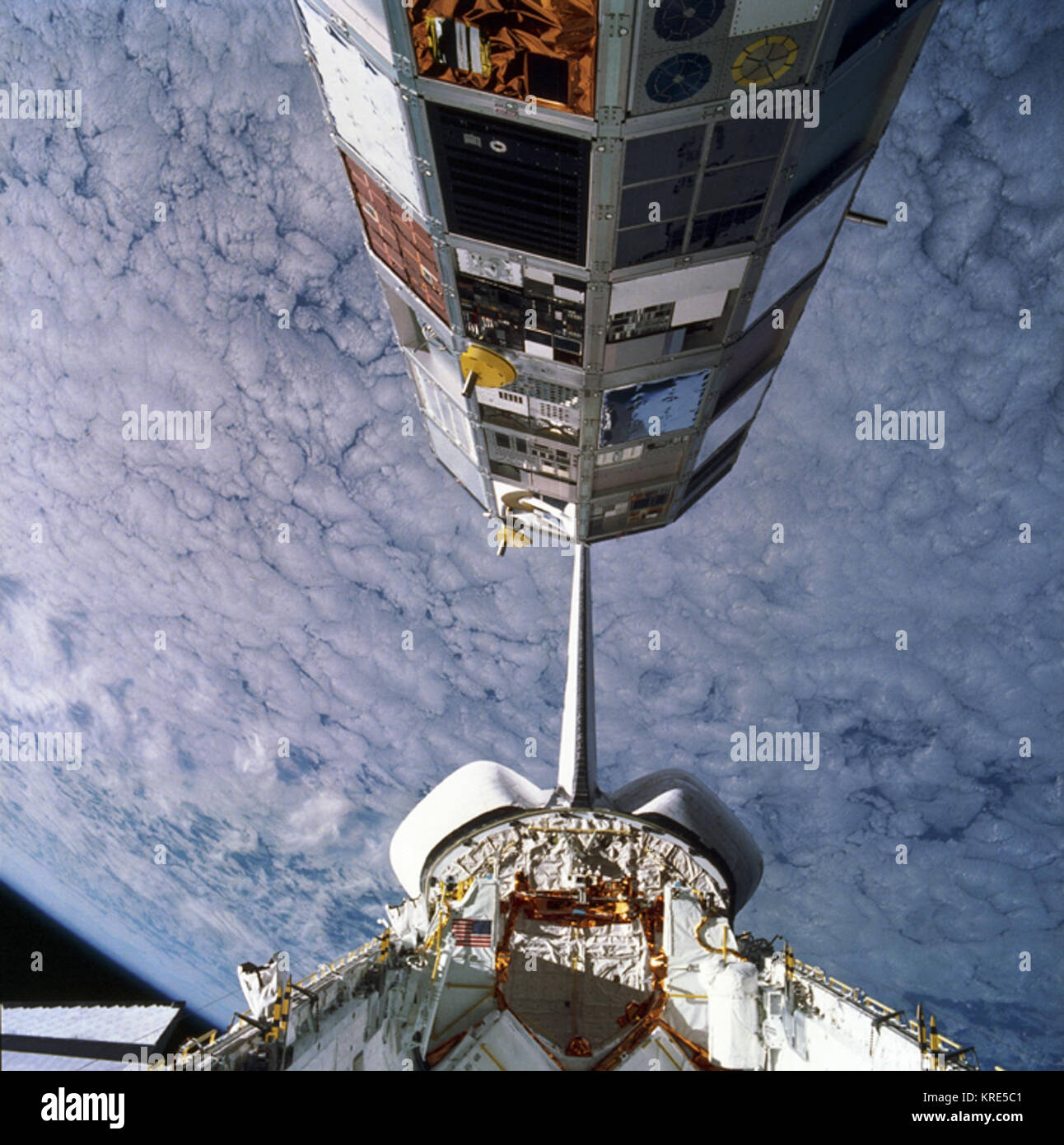 STS-13 (41C) a bordo foto: lo Space Shuttle Challenger luoghi LDEF (lunga durata esposizione facility) IN UN ORBITA DELLA TERRA DI 257 MIGLIA NAUTICHE SU APRILE 7, 1984 foto della distribuzione di lunga durata di esposizione Facility (Ldef) dal cargo bay dello Space Shuttle Orbiter Challenger STS-41c missione Foto Stock