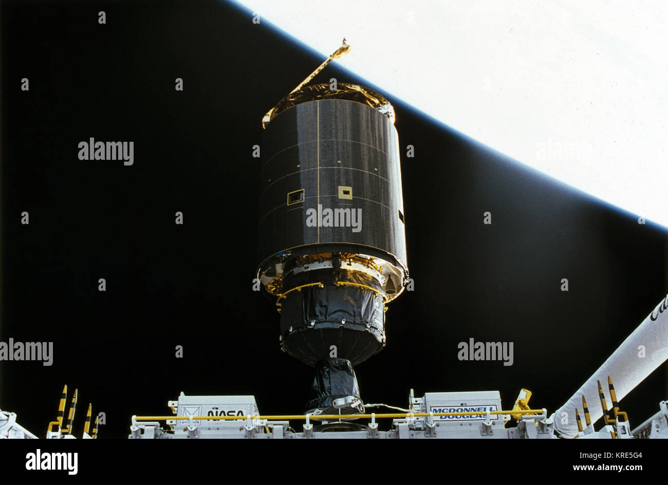 STS-49 a bordo foto: 4.5 TON INTELSAT VI satellite comincia la sua separazione dalla navetta. L'equipaggio ha implementato un nuovo stadio di perigeo sul satellite dopo tre astronauti SU UN TERZO EVA con successo colto nel laccio. INTELSAT VI F3 si separa dalla STS-49 dopo la riparazione Foto Stock