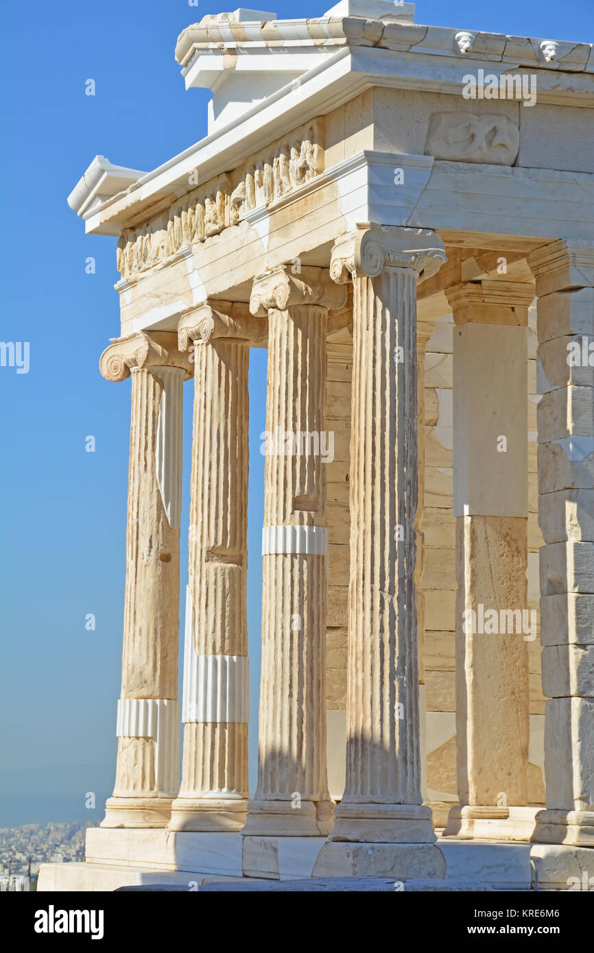 Ingresso orientale del greco antico tempio di Atena Nike o vittoria sull'Acropoli di Atene con i suoi monumentali colonne ioniche Foto Stock
