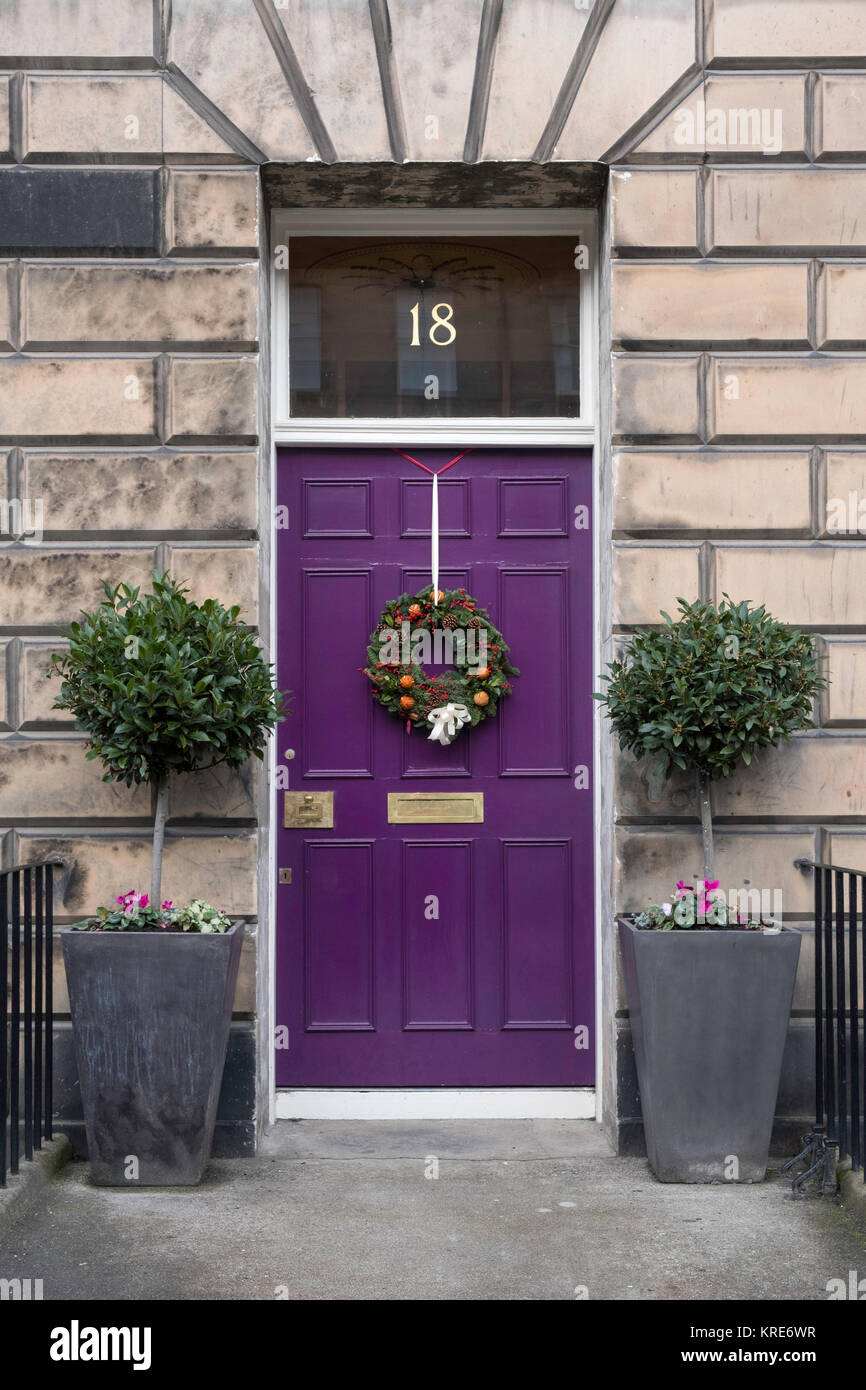 Le decorazioni di Natale di porte anteriori di case in stile georgiano nella città nuova di Edimburgo , in Scozia, Regno Unito Foto Stock