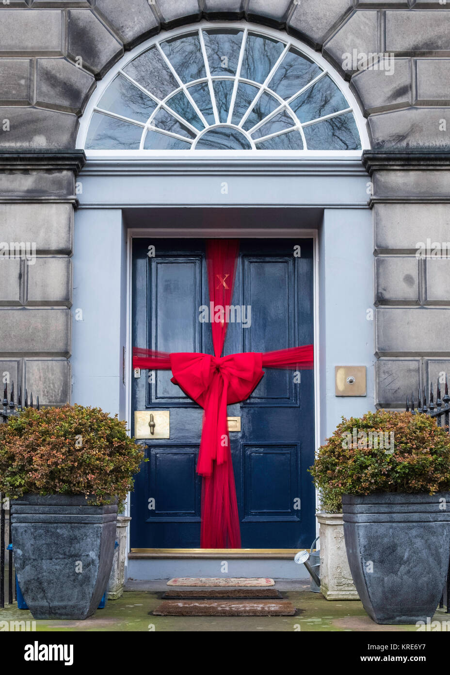 Le decorazioni di Natale di porte anteriori di case in stile georgiano nella città nuova di Edimburgo , in Scozia, Regno Unito Foto Stock