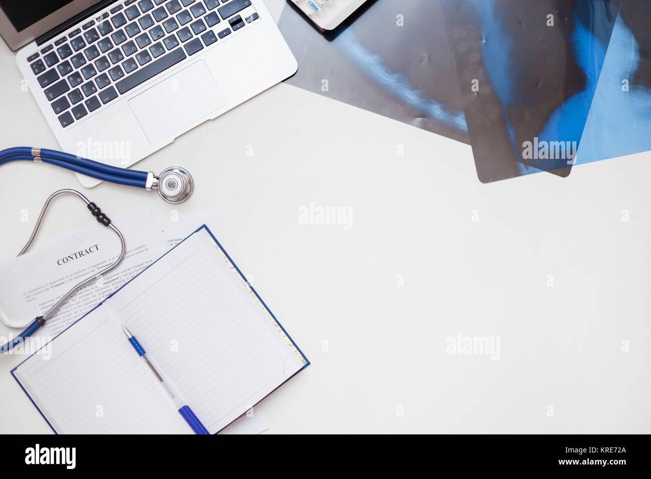 Posto di lavoro concettuale di un pulmonologist e un nuovo contratto Foto Stock