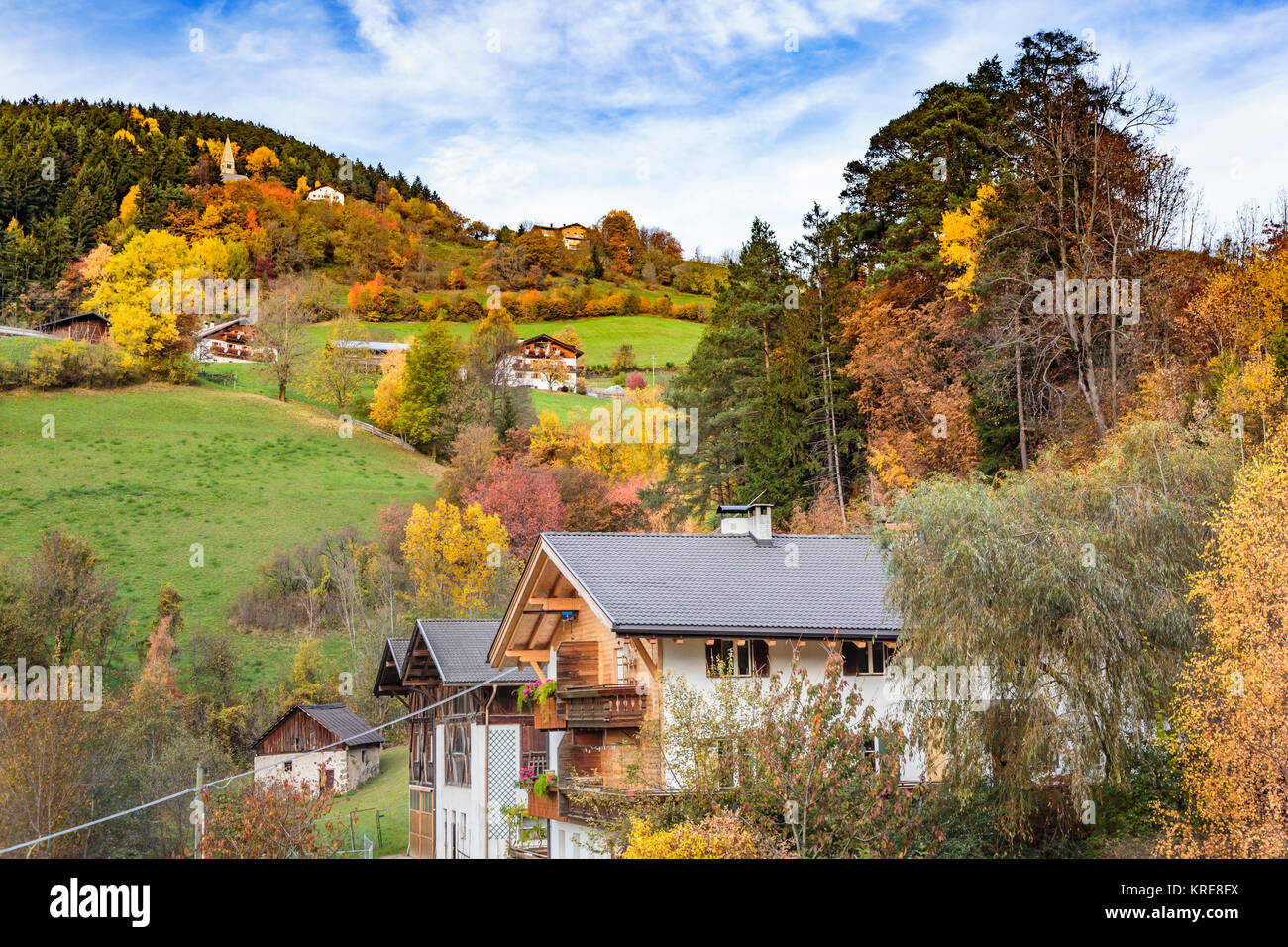 Case rurali e pascoli con la caduta delle foglie colore vicino Funes, Italia, Europa. Foto Stock