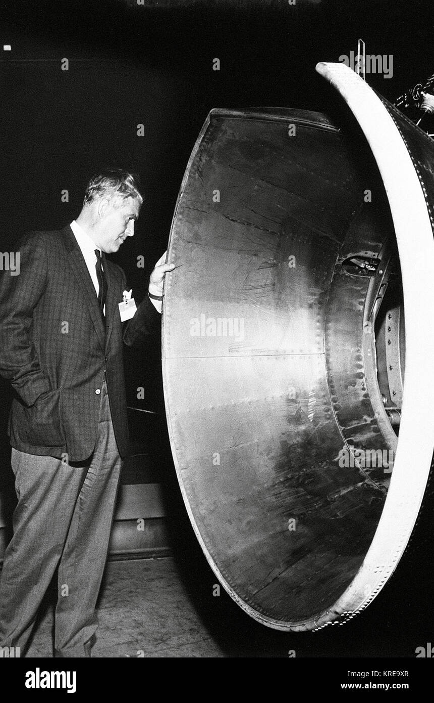 VON BRAUN-DR., DIR. MSFC, ispeziona un GEMINI-AGENA simulatore di docking durante una visita ai veicoli spaziali con equipaggio CENTRO OTTOBRE 1964 Von Braun ispezione Gemini sistema docking Foto Stock