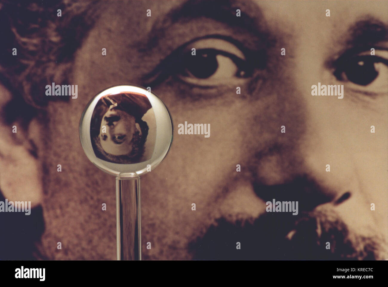 Close up di una chiara e non rivestiti di rotore di quarzo. Un poster di einstein è ristretto e capovolto in materiale trasparente. Einstein gyro gravità sonda b Foto Stock