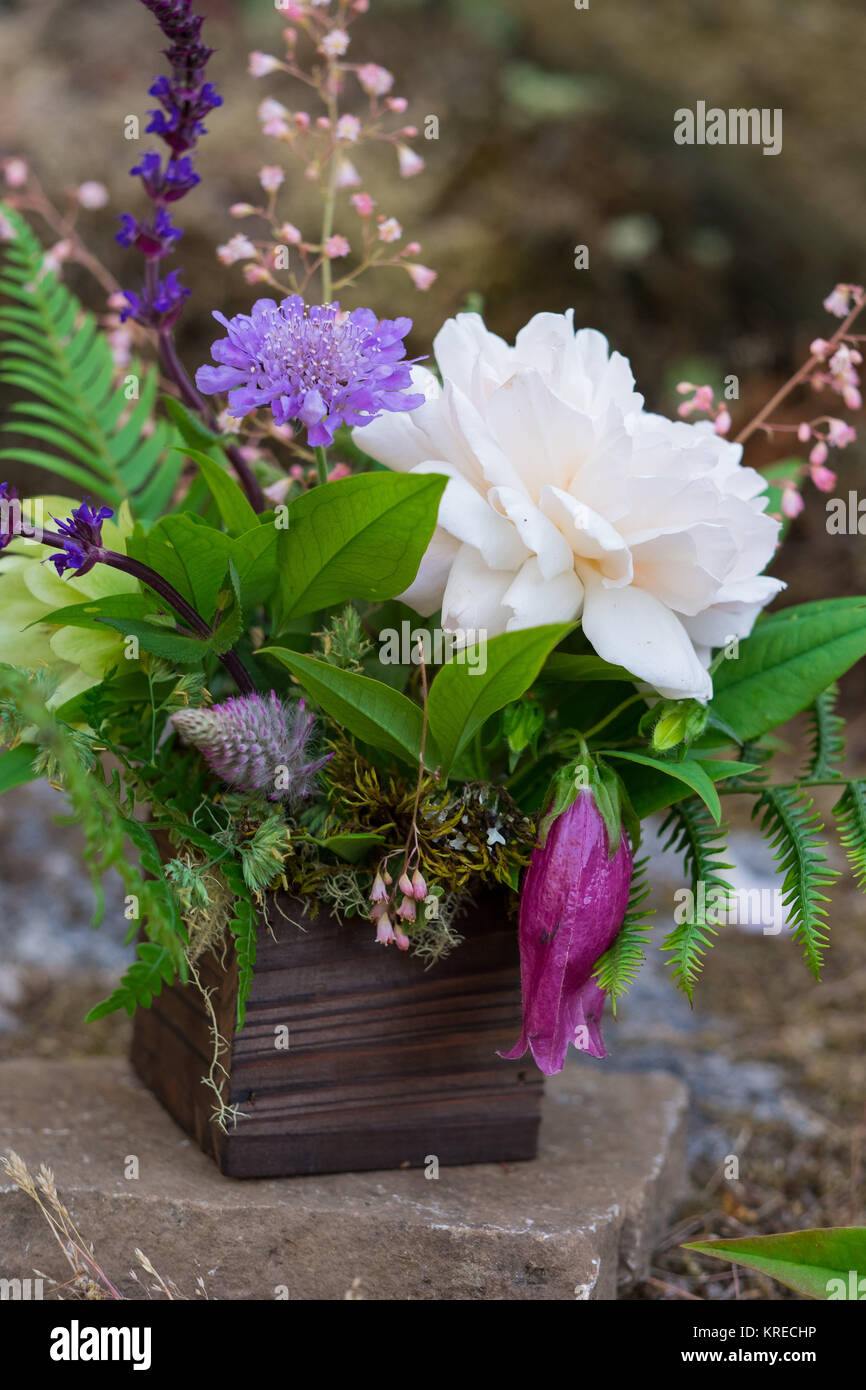 E naturali di specie indigene di fiorista matrimonio la disposizione dei fiori per la natura di un matrimonio in Oregon. Foto Stock
