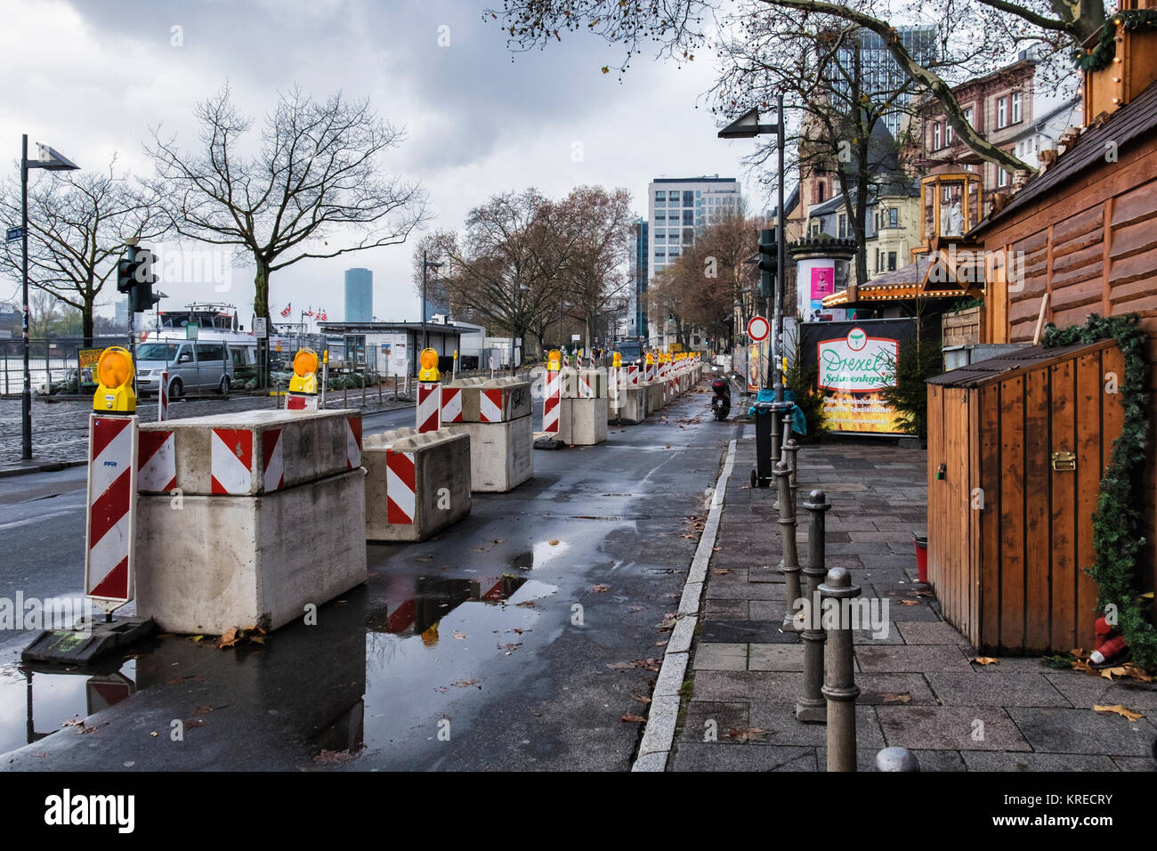 Francoforte, Germania,i blocchi di calcestruzzo formano barriere di sicurezza per proteggere il mercato di Natale dal terrorista di attacco del veicolo Foto Stock