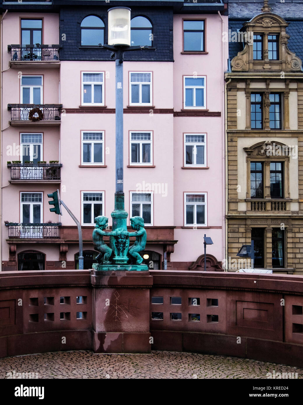 Francoforte, Germania.lampada con due figure in bronzo su Eiserner Steg,passerella di ferro,ponte di ferro sul fiume Main collega il centro città con il Sachsenhausen Foto Stock