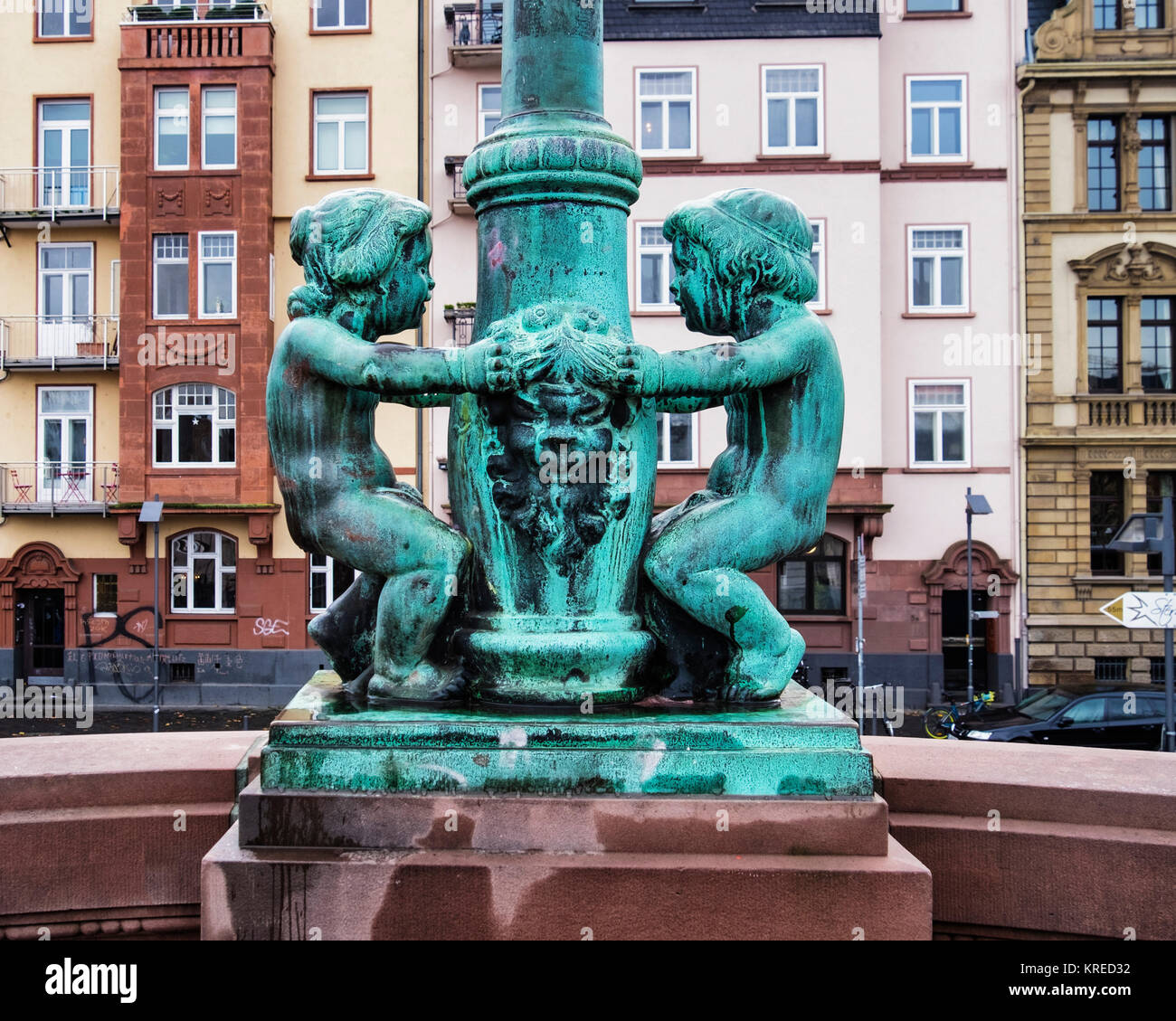 Francoforte, Germania.lampada con due figure in bronzo su Eiserner Steg,passerella di ferro,ponte di ferro sul fiume Main collega il centro città con il Sachsenhausen Foto Stock