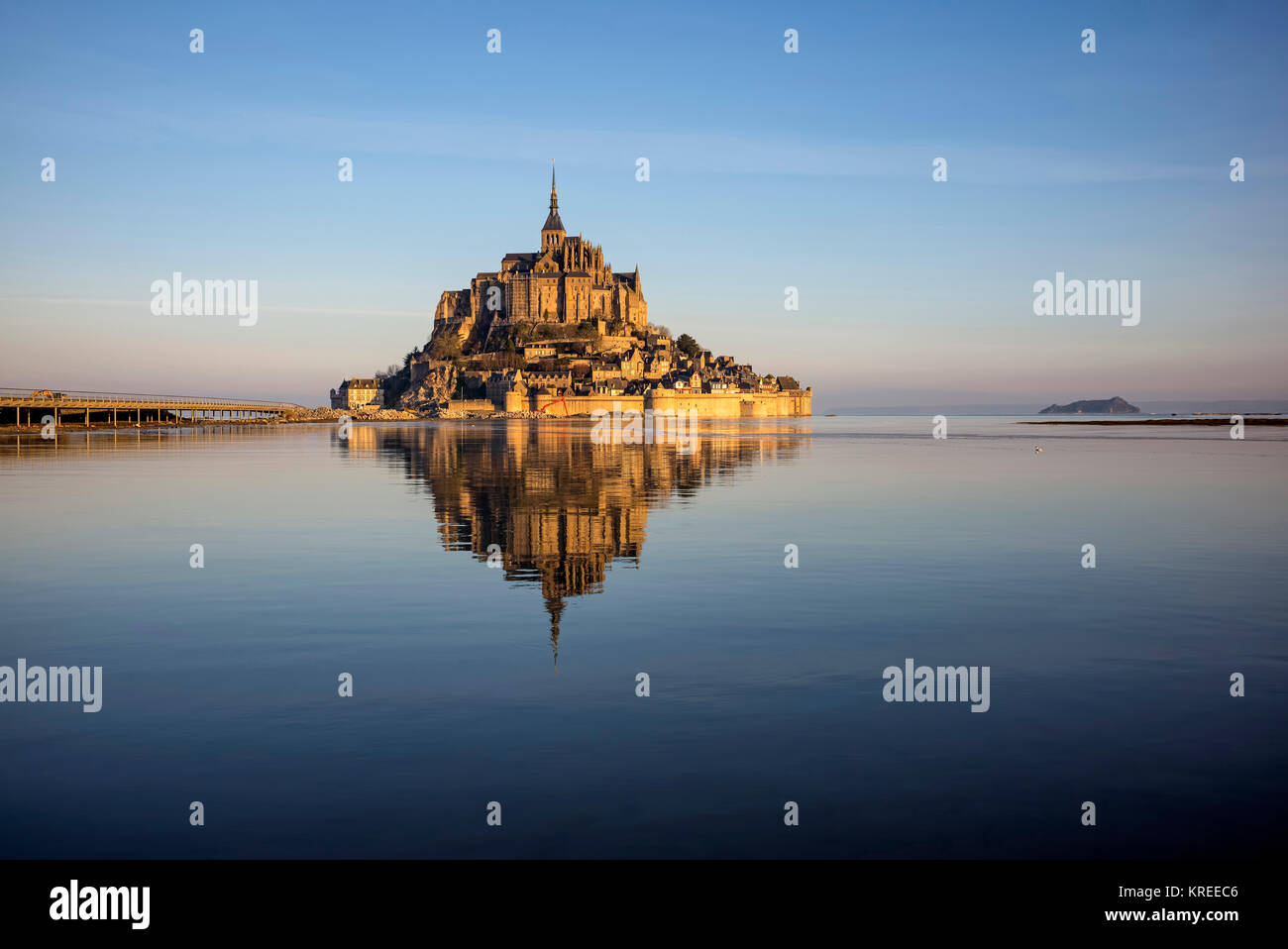 Le Mont Saint Michel (Normandia, a nord-ovest della Francia), 2015/03/22: Spring Tide e di riflessione del monte nell'acqua. (Non disponibile per la postcard p Foto Stock