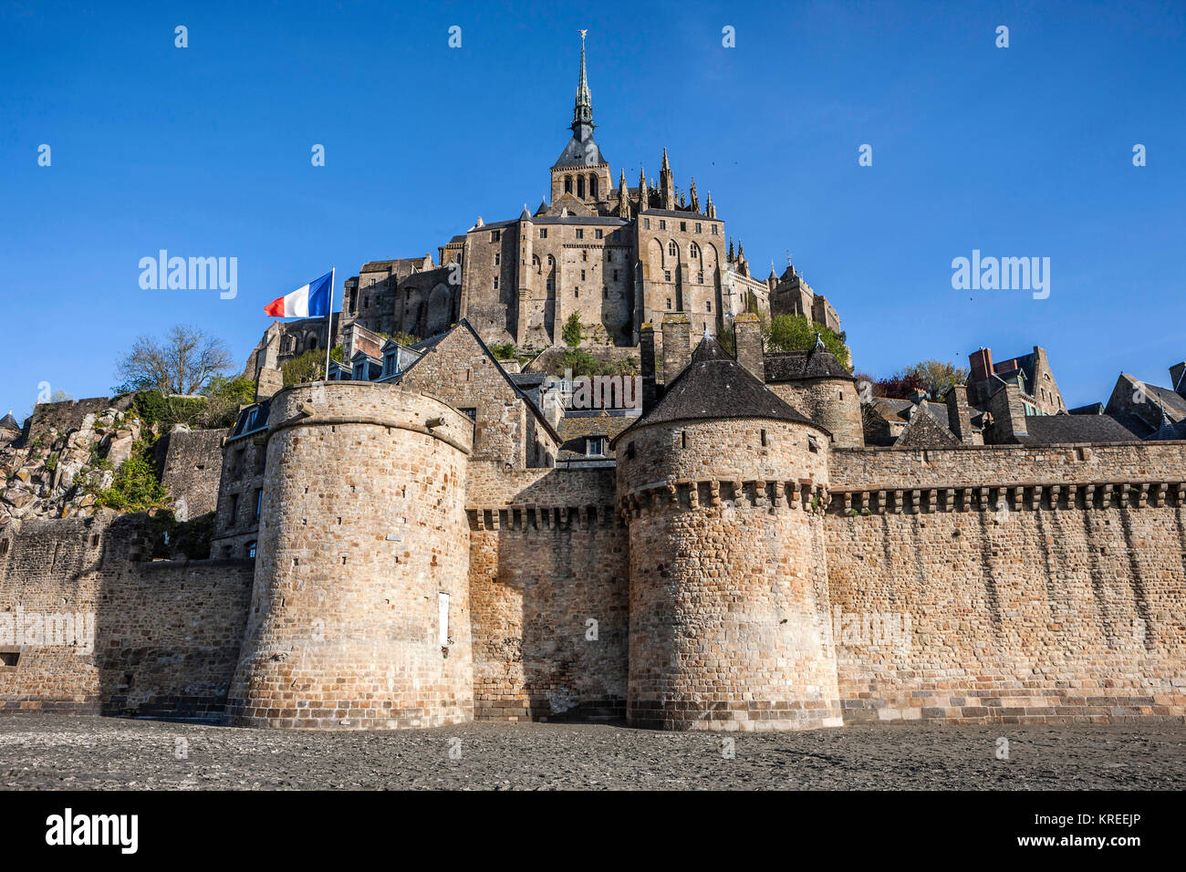 Mont Saint Michel (Saint Michael Mount), Normandia, a nord-ovest della Francia: Le Mont Saint Michel visto dal basso dei bastioni. (Non disponibile Foto Stock