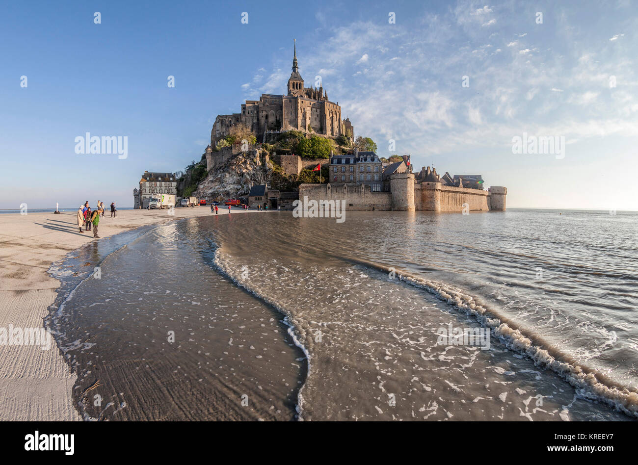 Le Mont Saint Michel (Saint Michael Mount), Normandia, a nord-ovest della Francia. Spring Tide di aprile, salendo sul mare. (Non disponibile per la produzione di cartolina Foto Stock