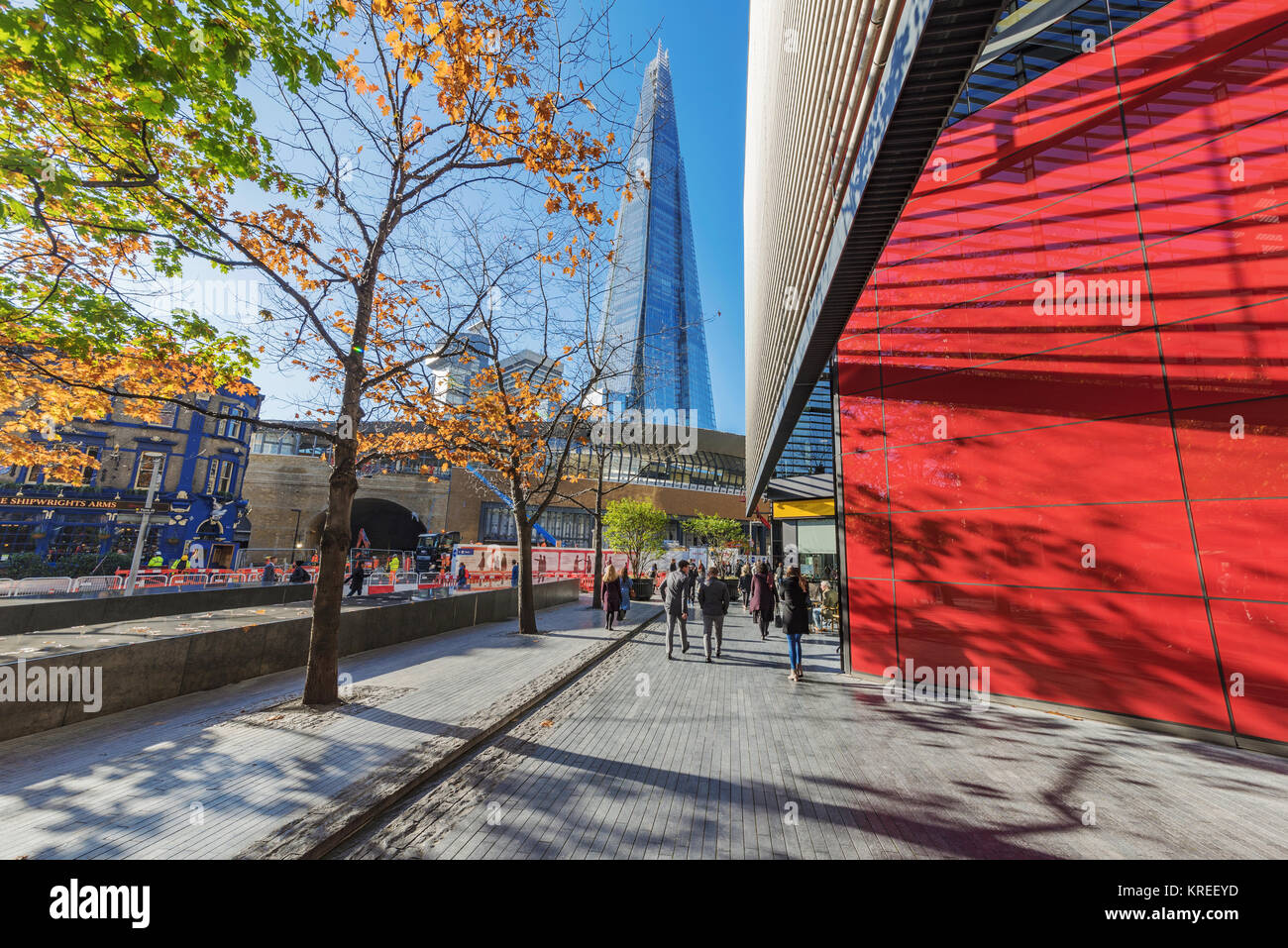 LONDON, Regno Unito - 06 novembre: City of London financial district Zona office con una vista del Shard edificio su Novembre 06, 2017 a Londra Foto Stock