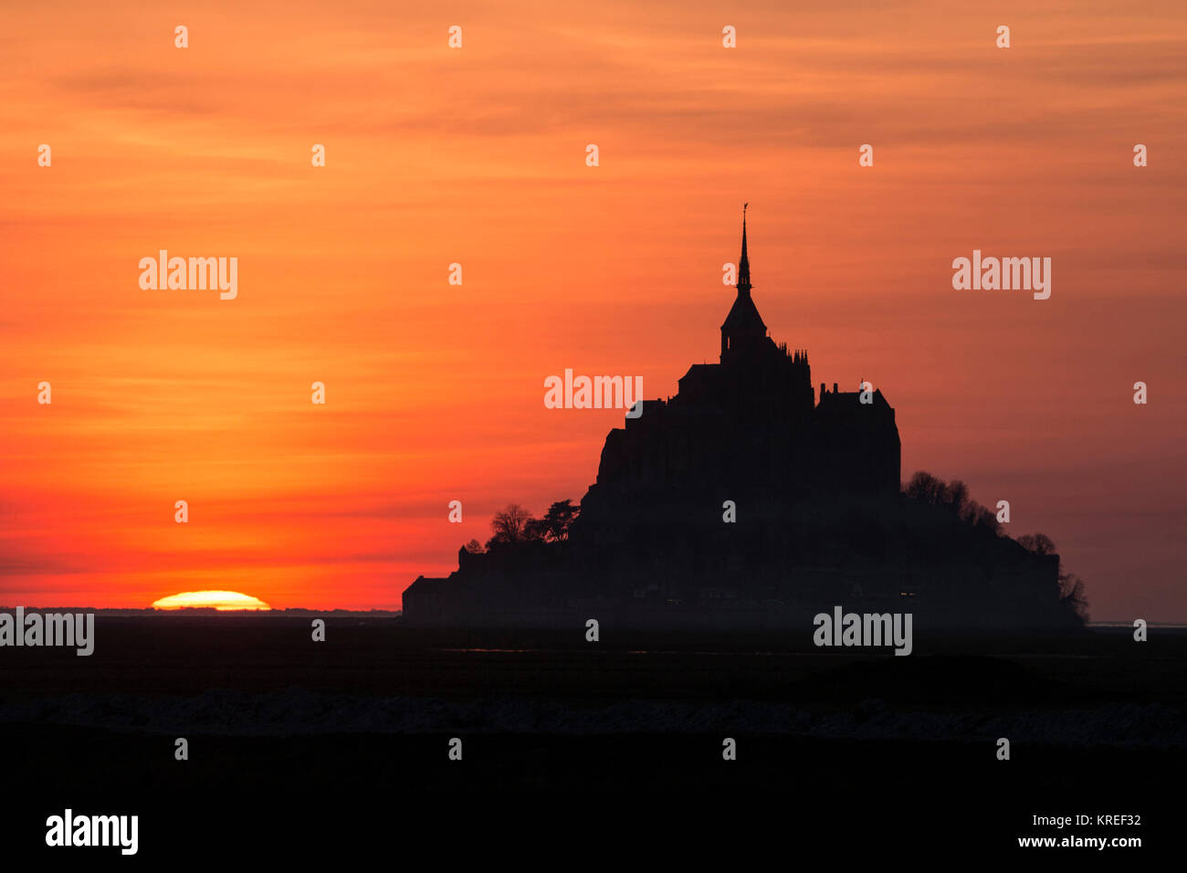 Mont Saint Michel (Saint Michael Mount), Normandia, a nord-ovest della Francia: tramonto sulla baia di Mont Saint Michel. (Non disponibile per la postcard pr Foto Stock