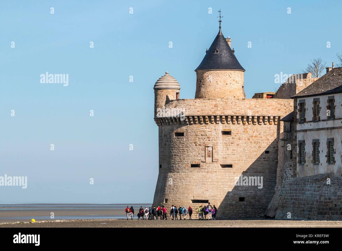 Mont Saint Michel (Saint Michael Mount), Normandia, a nord-ovest della Francia: gruppo di turisti in fondo alla ÒTour GabrielÓ (Gabriel Torre) circa Foto Stock