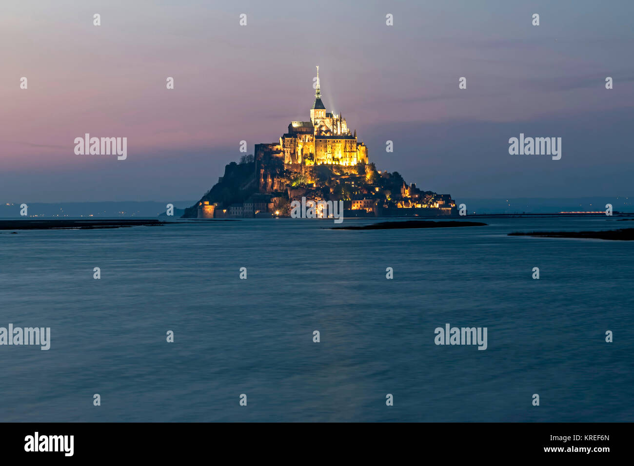 Mont Saint Michel (Saint Michael Mount), Normandia, a nord-ovest della Francia: Spring Tide di aprile al tramonto. (Non disponibile per la produzione di cartolina) Foto Stock