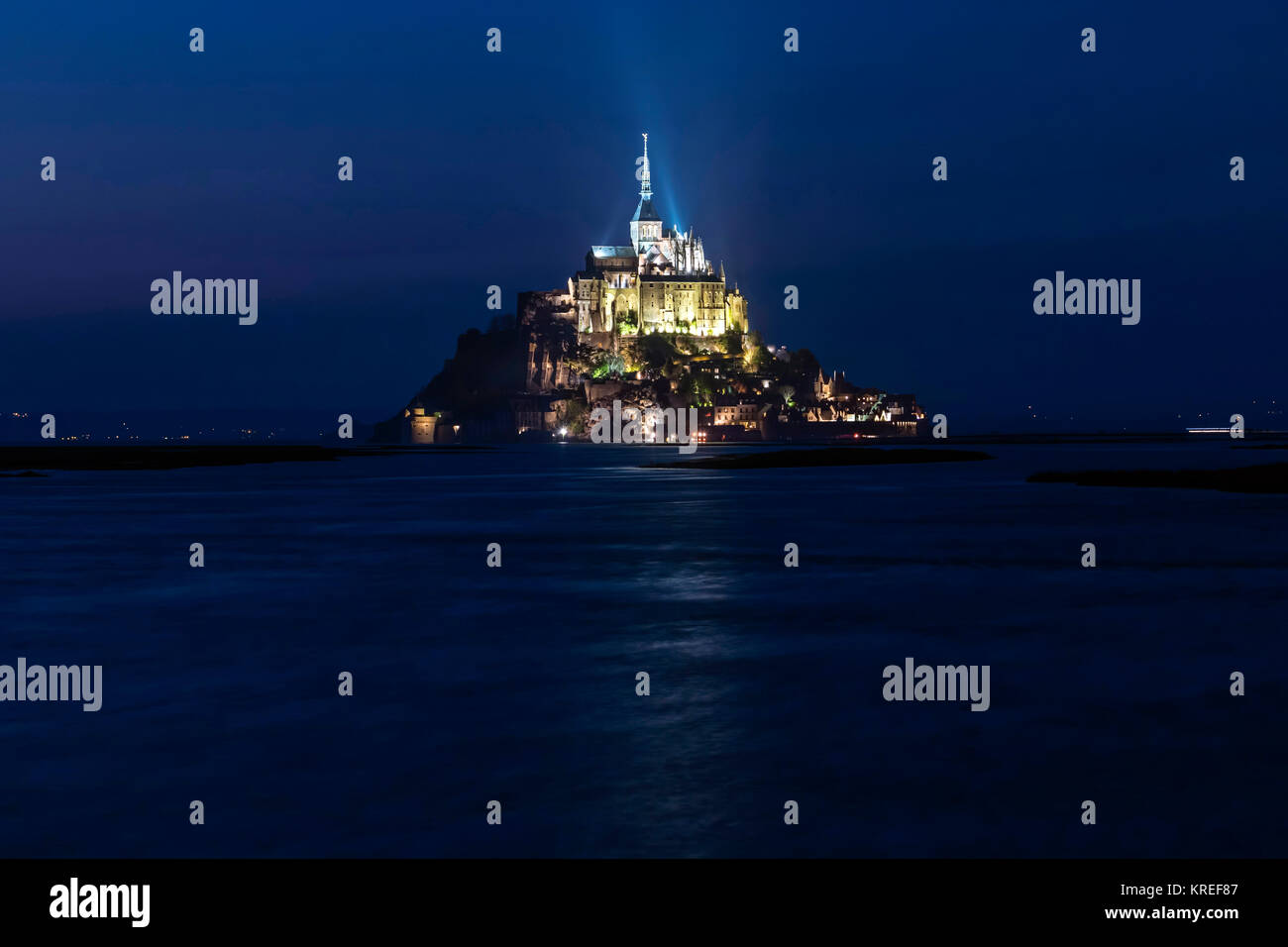 Mont Saint Michel (Saint Michael Mount), Normandia, a nord-ovest della Francia: Spring Tide di Aprile di notte. (Non disponibile per la produzione di cartolina) Foto Stock