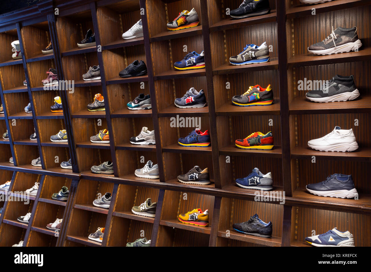 Scarpe da ginnastica in scaffali di un negozio, Milano, Italia Foto stock -  Alamy