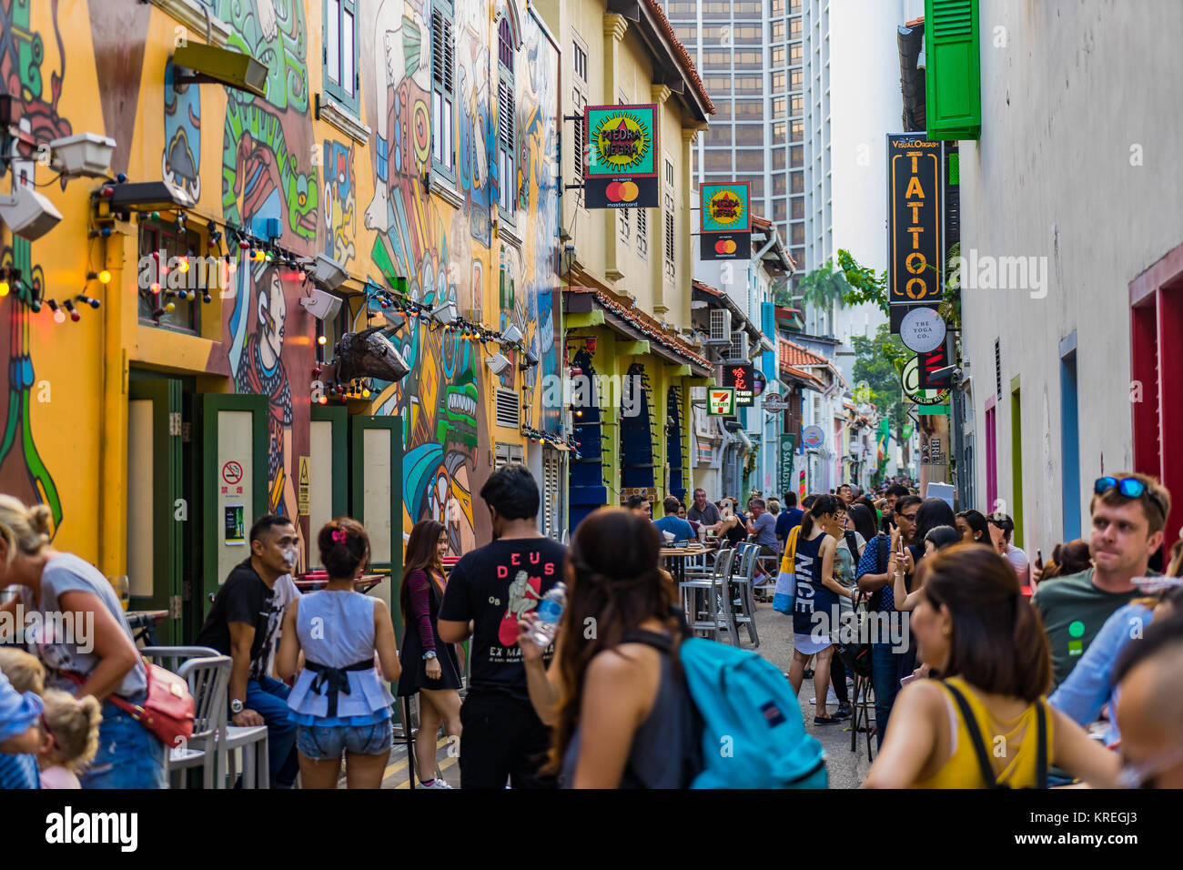 Singapore - 2 Settembre 2017: i visitatori a piedi intorno alla strada Haji Lane ben noto come arti di strada e la posizione di moda per giovani e di turi Foto Stock