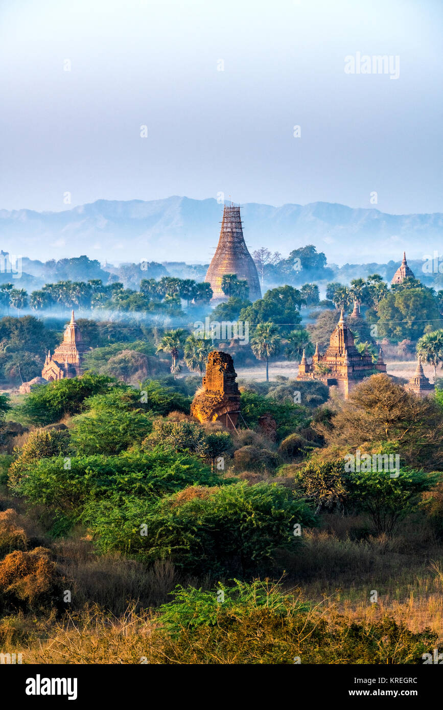 Royalty di alta qualità gratuitamente stock immagine vista aerea dell'alba in vista del paesaggio con sagome di vecchi templi, Bagan, Myanmar (Birmania) Foto Stock