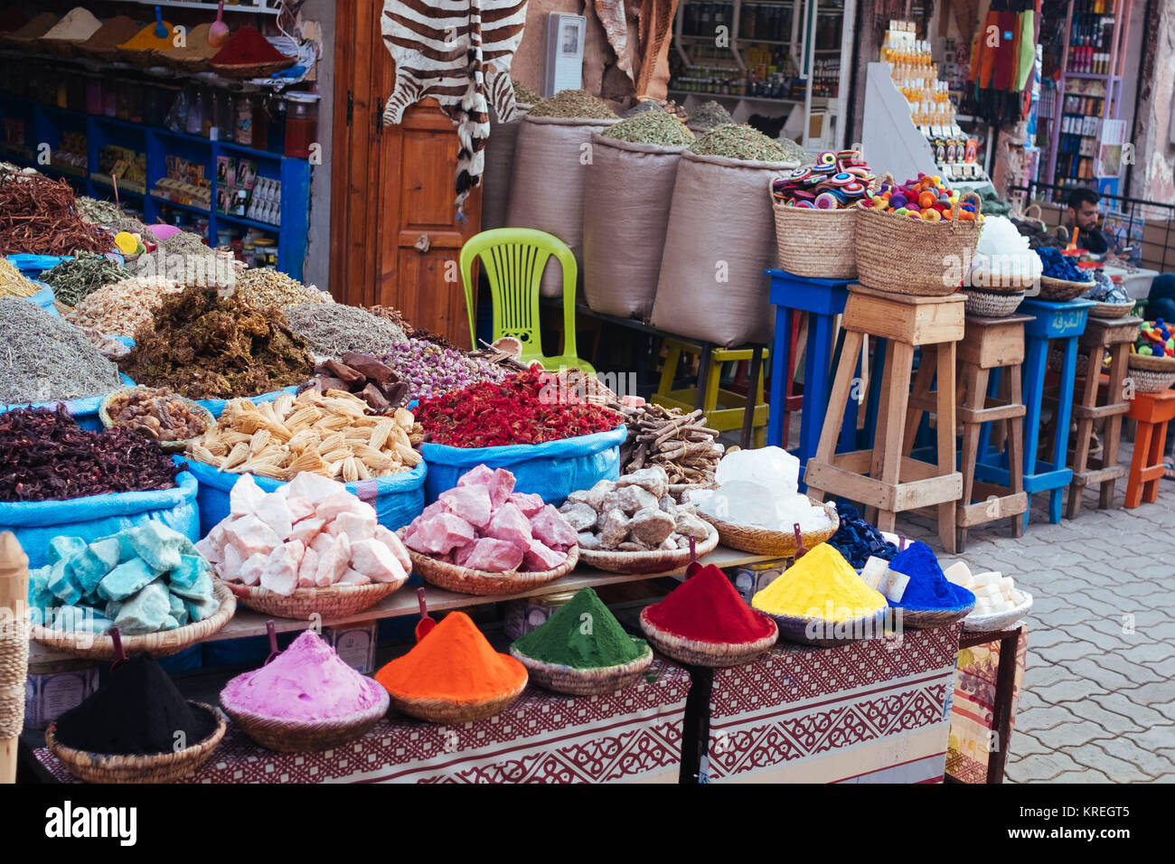 Spezie colorate, erbe e altri prodotti nel mercato arabo di Marrakech, Marroco Foto Stock